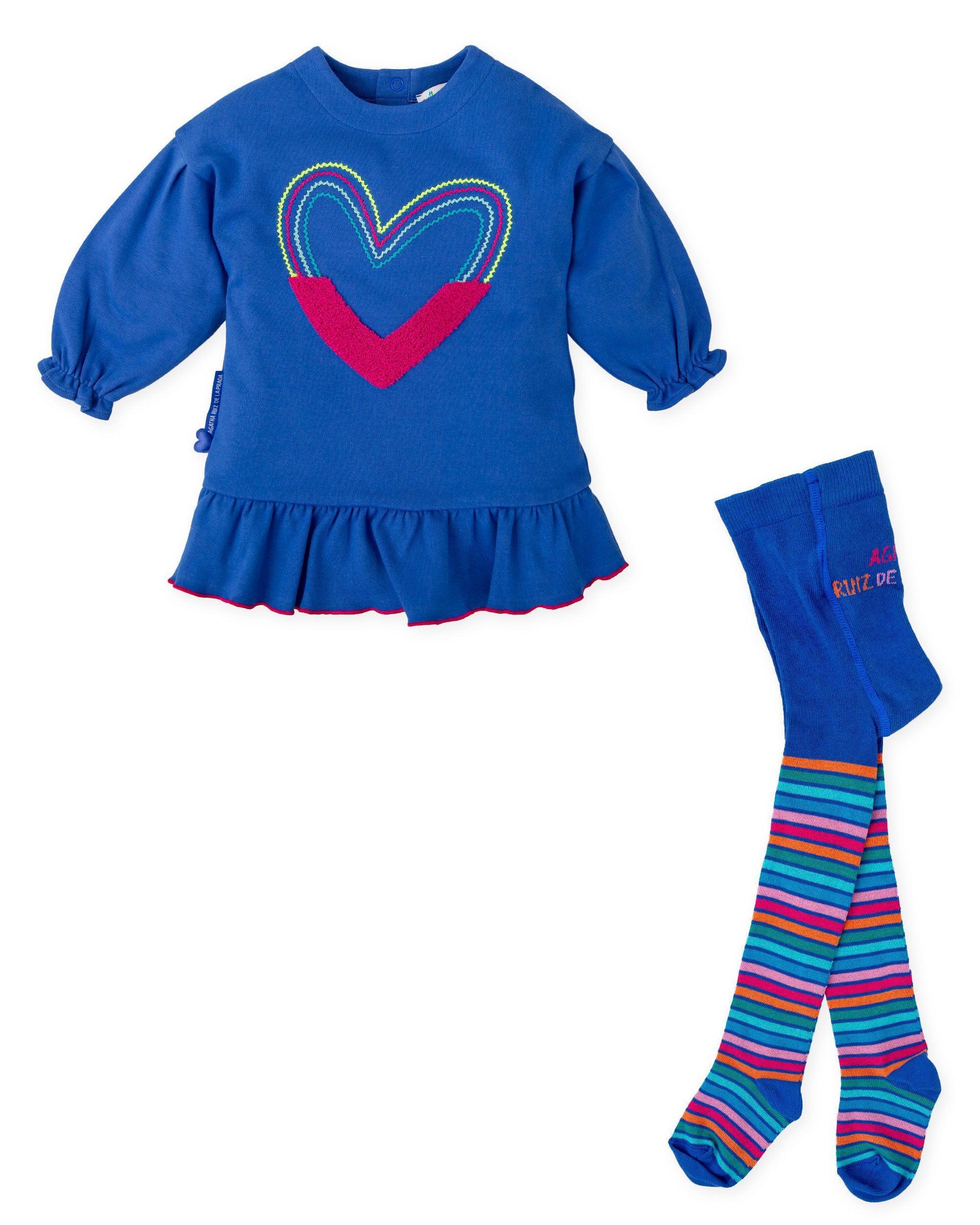 Vestido azul con corazón multicolor y volante; leotardos a rayas con talón azul.