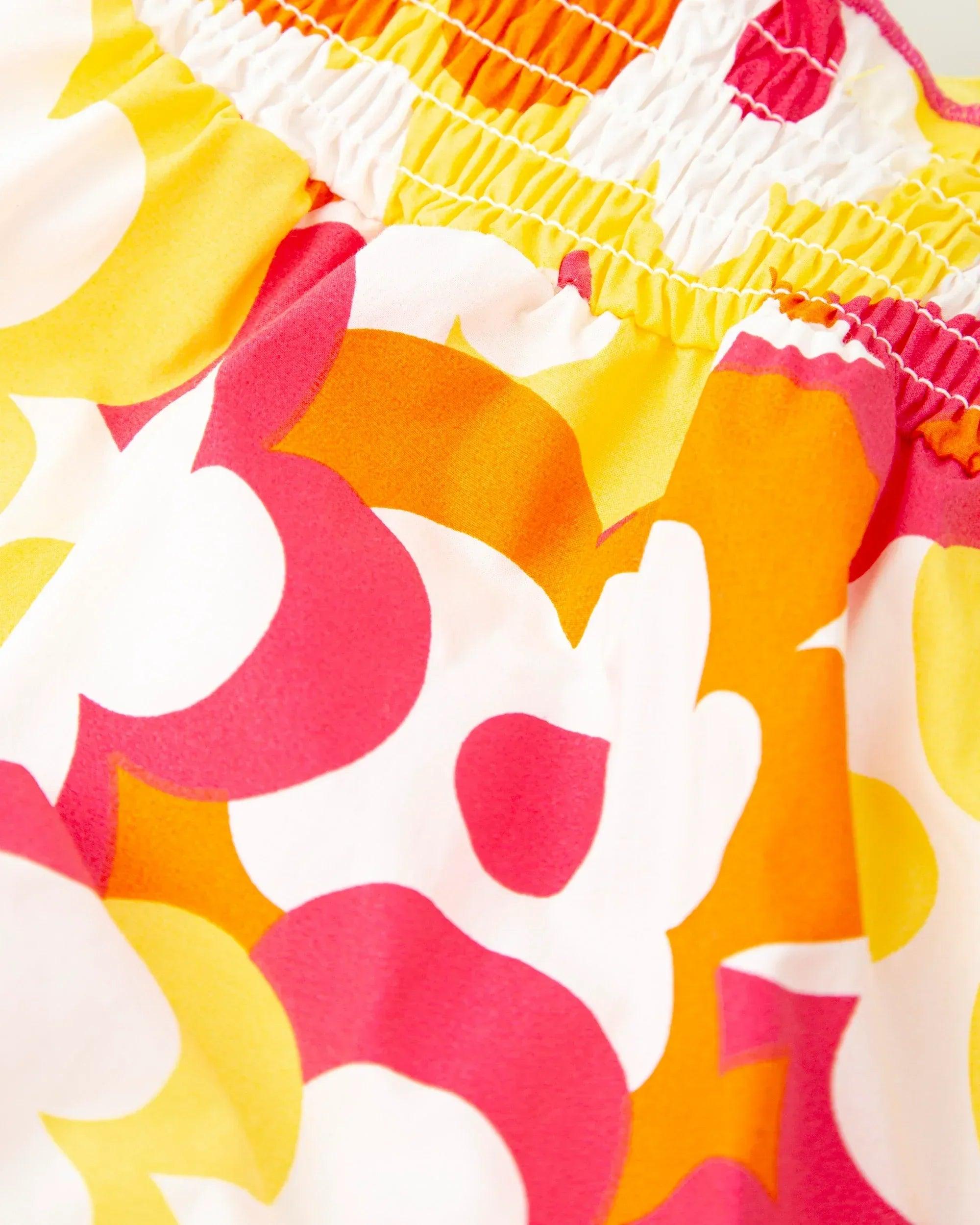 Tejido de ranita con estampado de flores grandes en rosa, amarillo y blanco