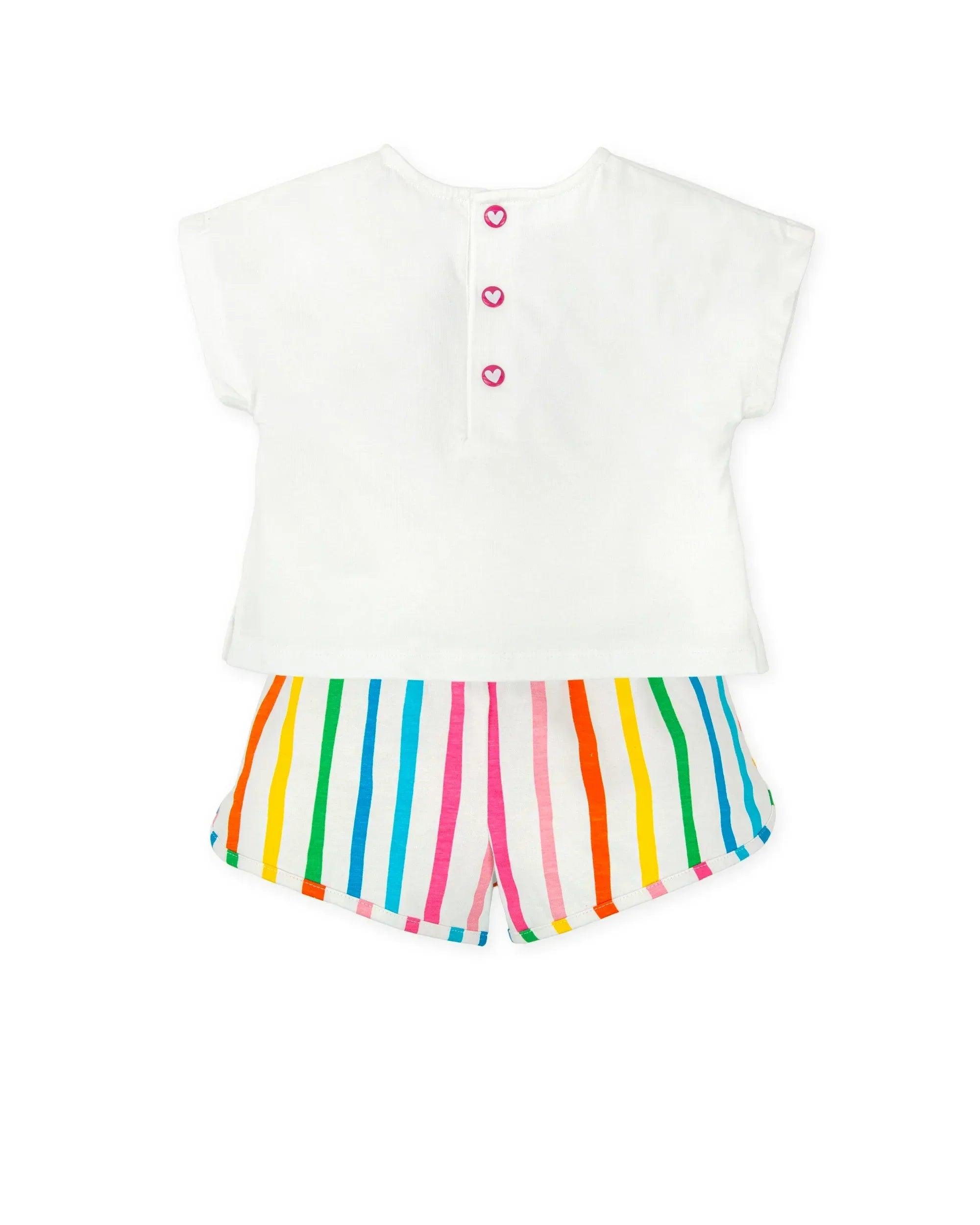 Conjunto de camiseta blanca con botones y corazones rosas y shorts a rayas multicolor