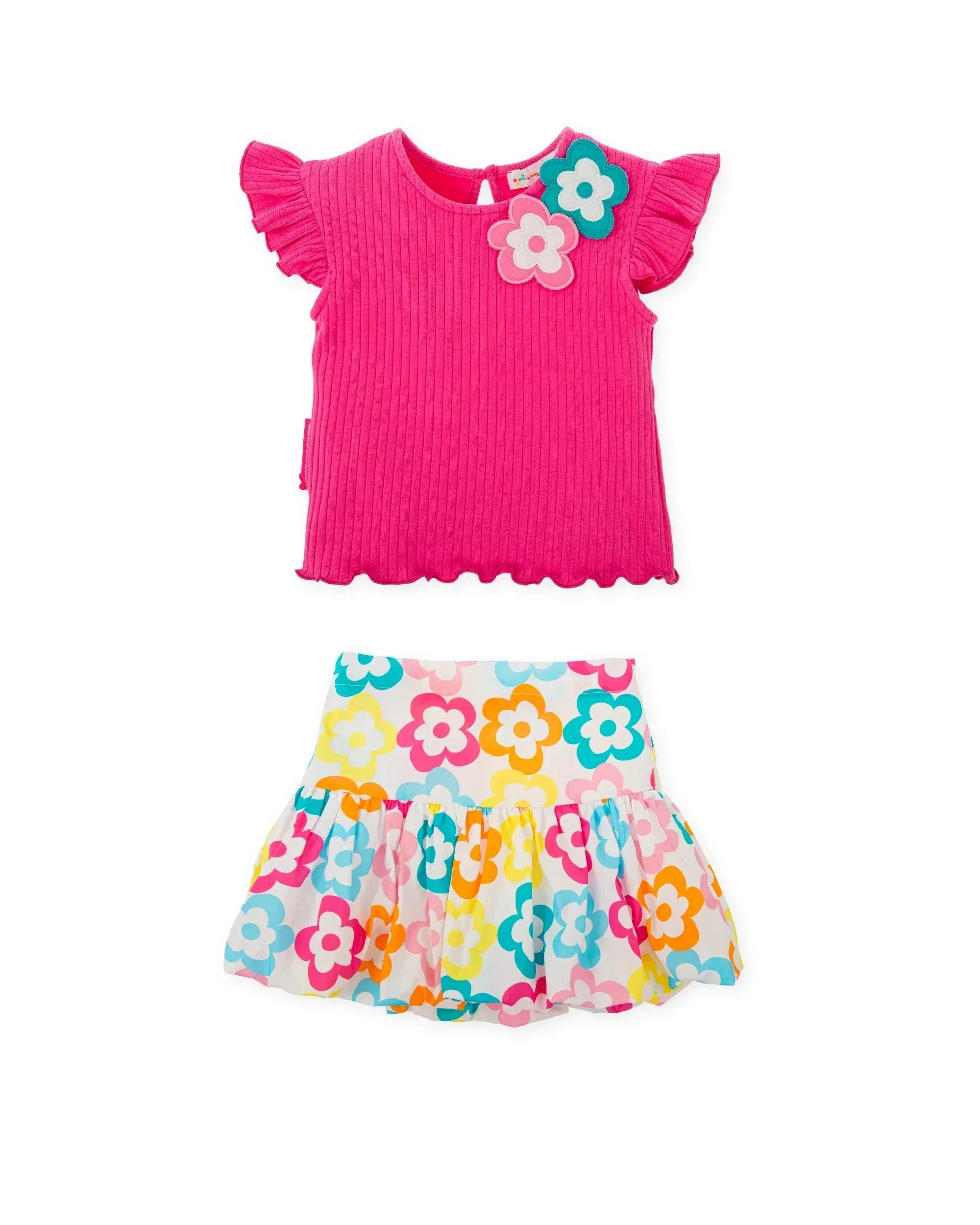 Conjunto de camiseta fucsia con volantes y flor, más falda floral multicolor