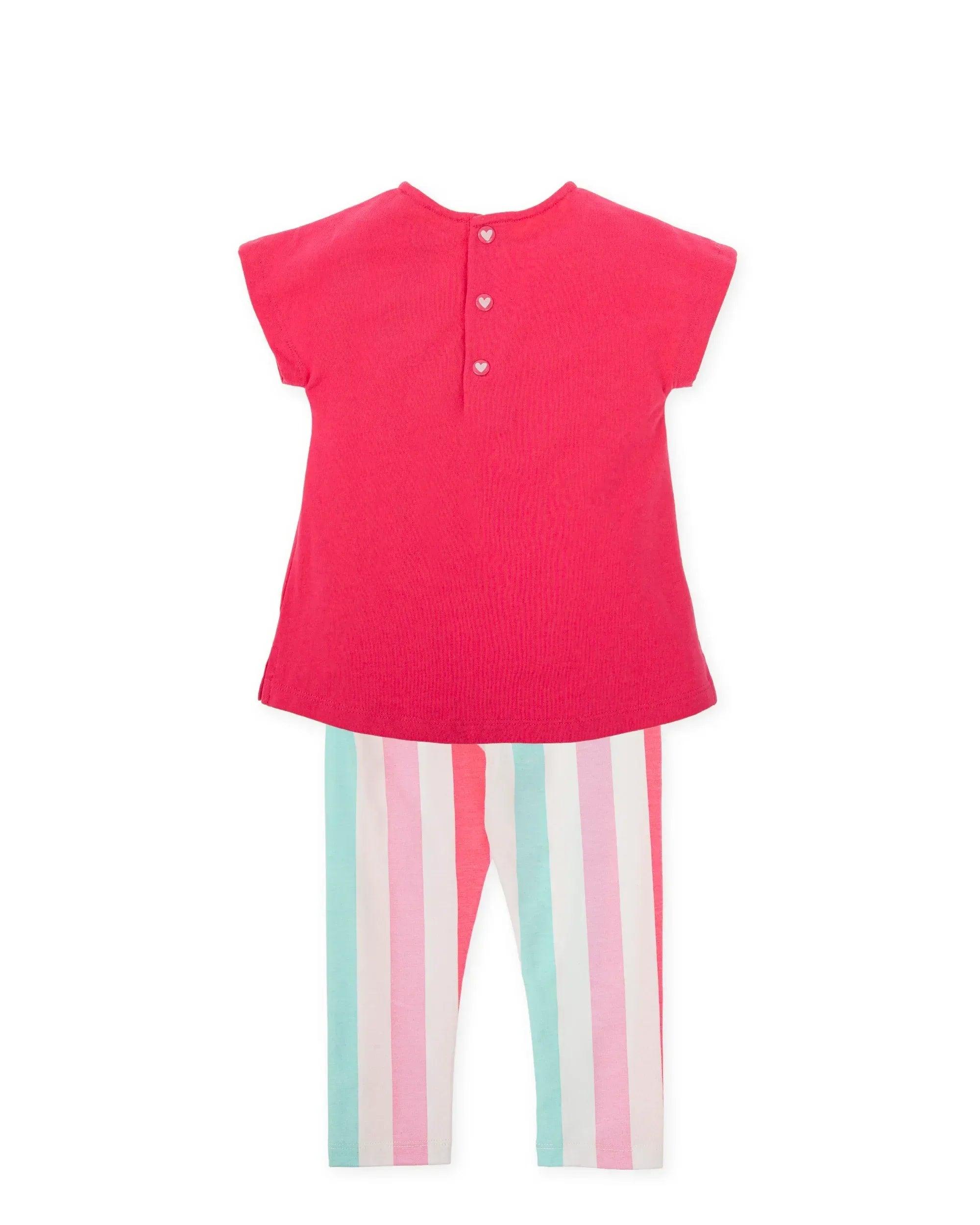 Conjunto camiseta rosa con botones en el cuello y leggings a rayas verticales