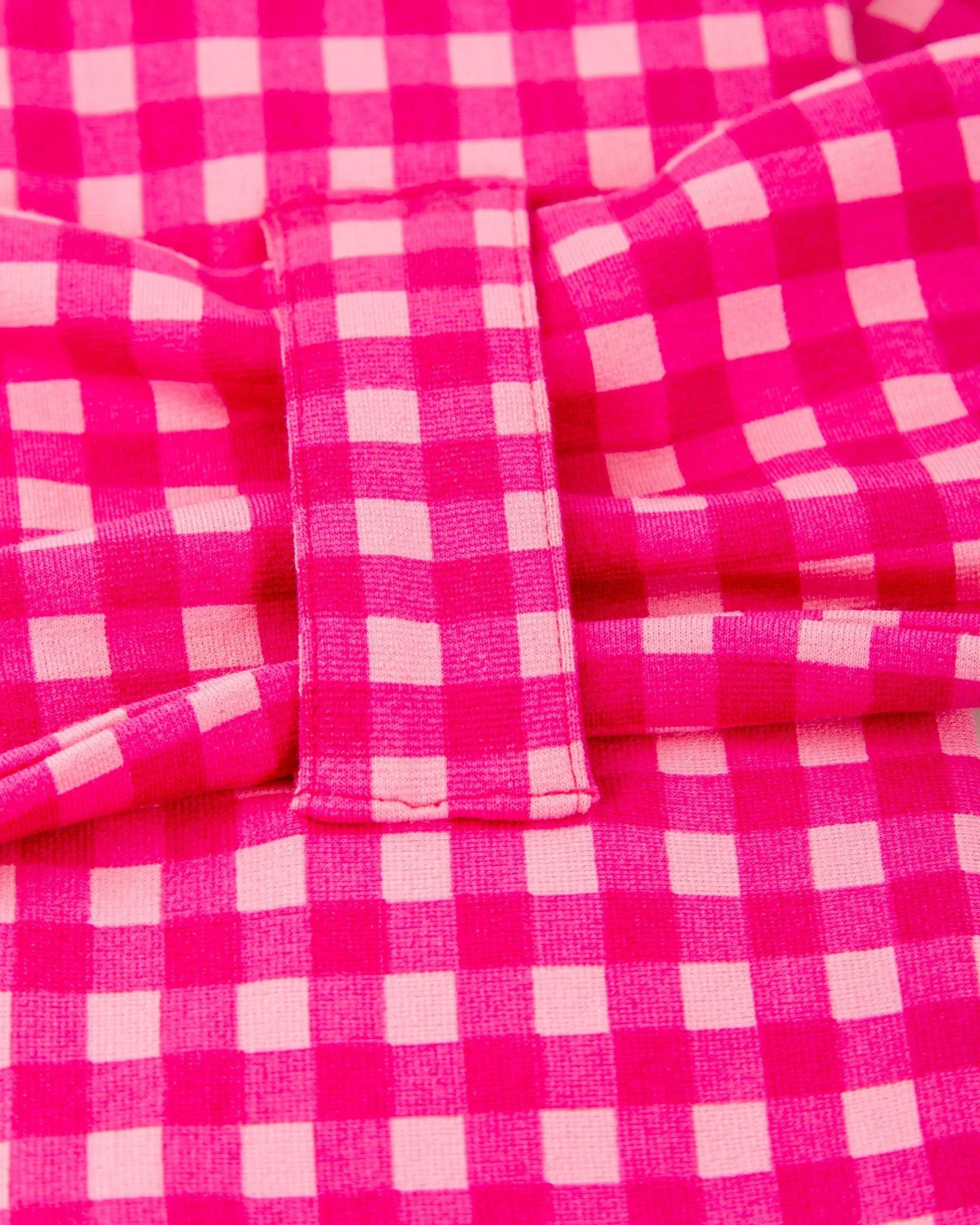 Tela de bufanda con cuadros fucsia y blancos, detalle de costura central