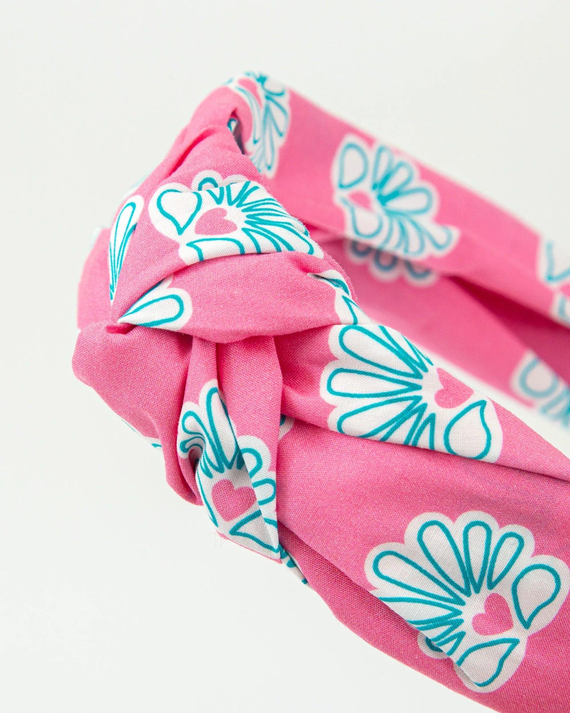 Diadema rosa con nudo frontal y flores turquesa, detalle del tejido