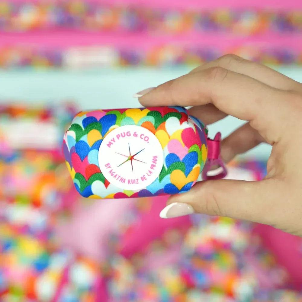 Portabolsas de tela con corazones multicolores, sujeto con broche rosa