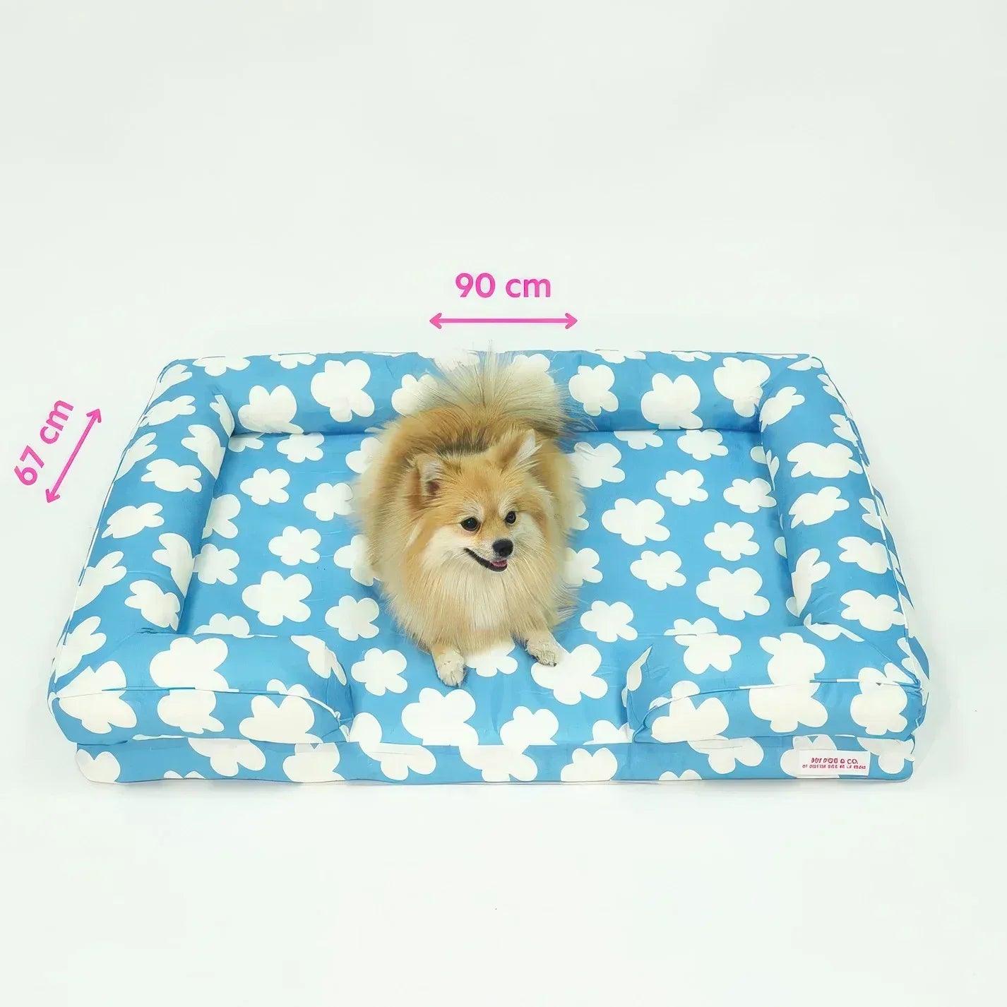 Cama acolchada para mascotas azul, estampado de flores blancas, 90 x 67 cm