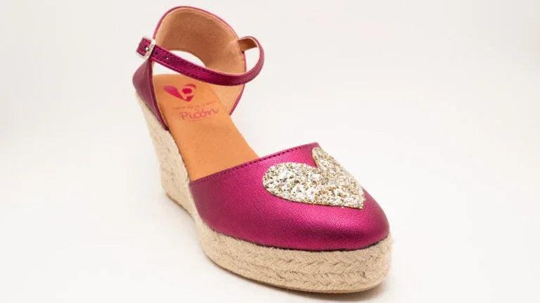 Alpargata cuña fucsia con corazón de glitter dorado y suela de yute