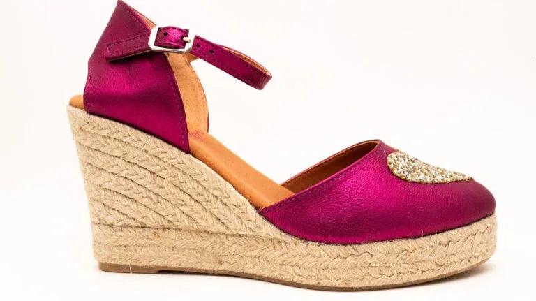 Alpargata cuña fucsia con hebilla y corazón de glitter dorado en la punta