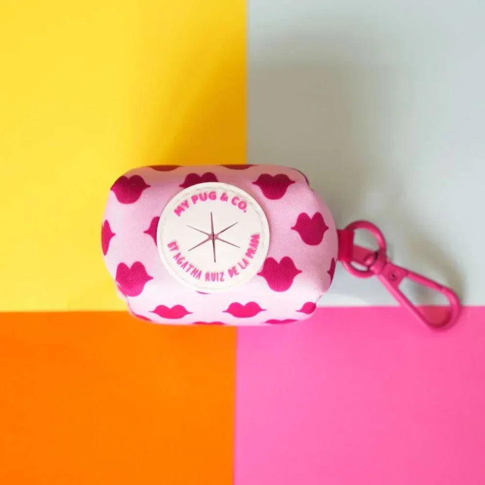 Porta bolsas con estampado de corazones rosa y asa con mosquetón