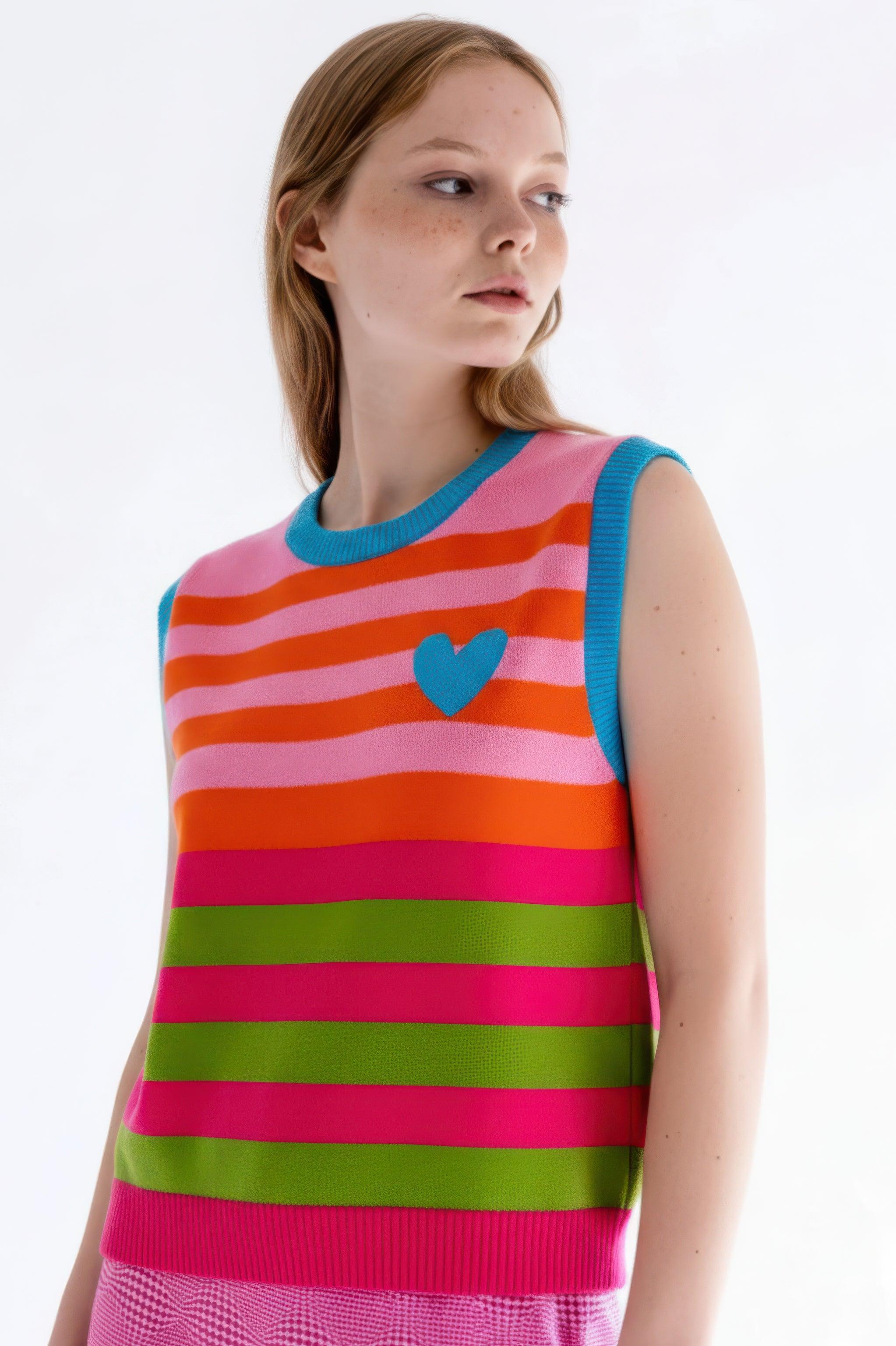 Chaleco de punto sin mangas a rayas multicolor con corazón azul en el pecho