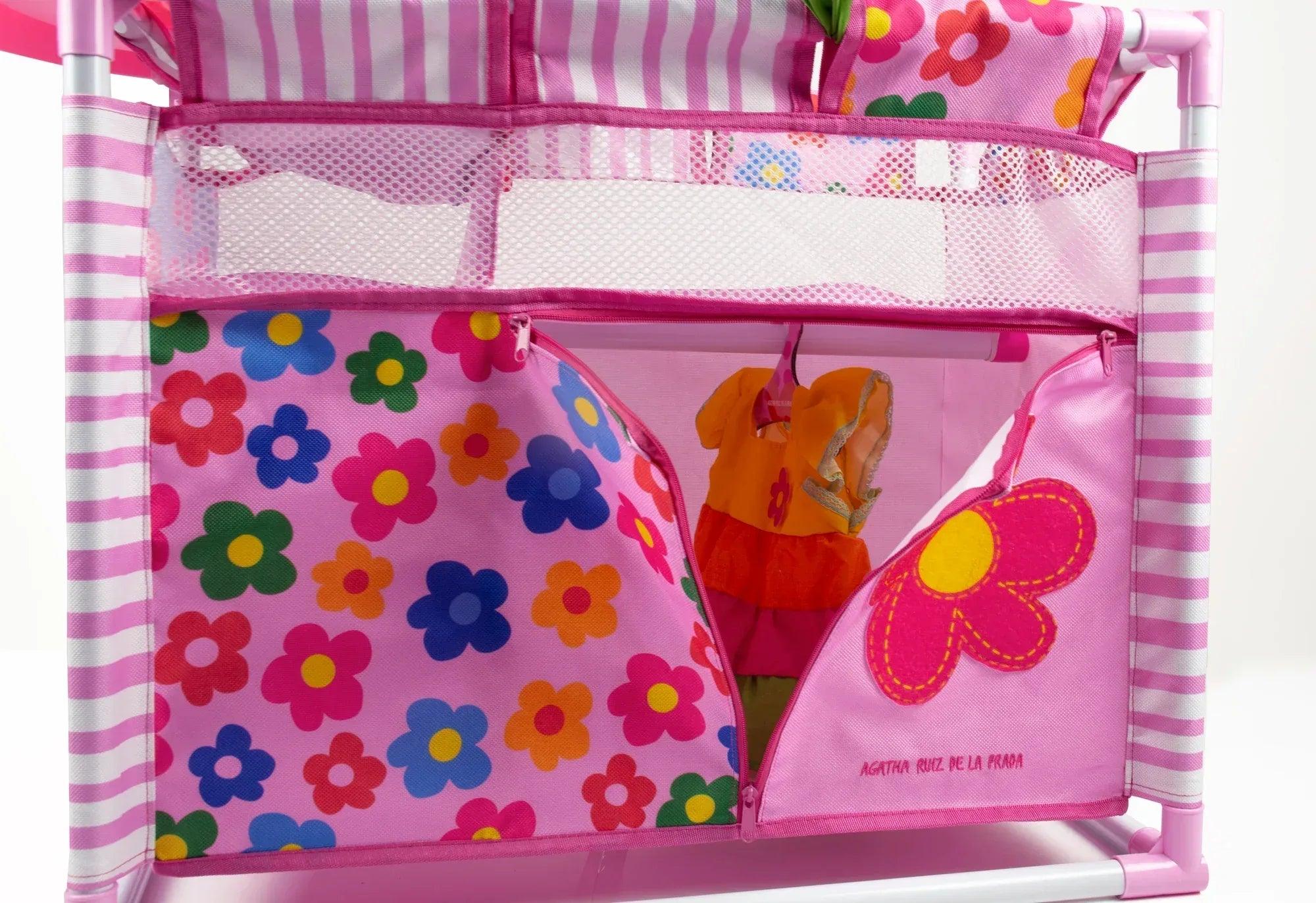 Cuna cambiadora con organizador interior de malla y panel rosa con flores