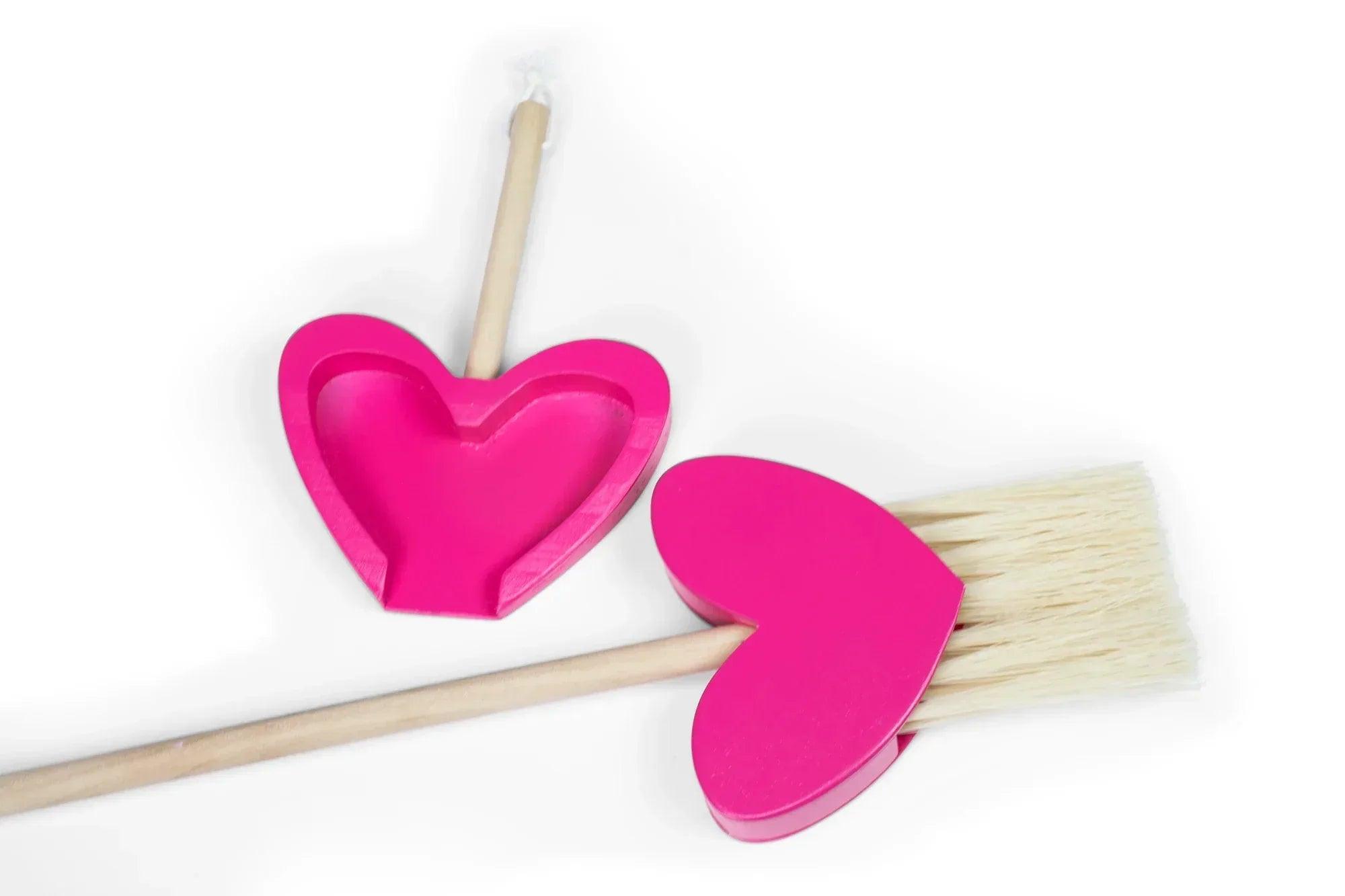Recogedor con forma de corazón rosa y escobilla con cerdas claras para limpieza