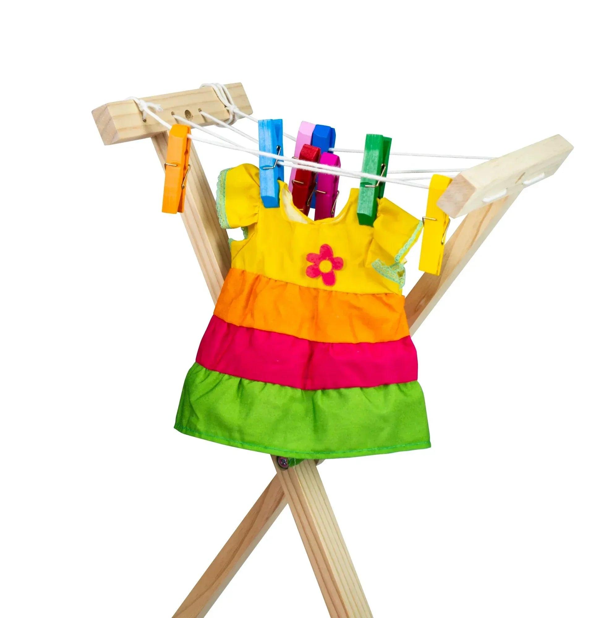 Tendedero infantil de madera con vestido multicolor colgado de pinzas
