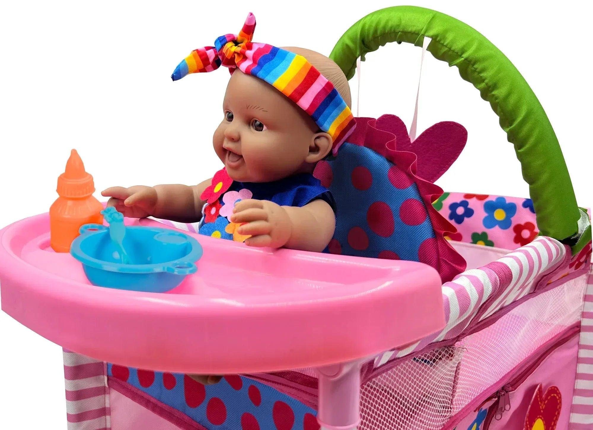Cuna cambiadora rosa con bandeja superior y asa verde; muñeca con accesorios