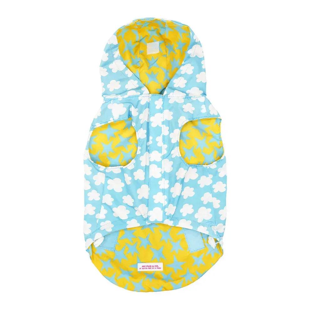 Chubasquero para perro azul con capucha, bolsillos y estampado de estrellas y nubes