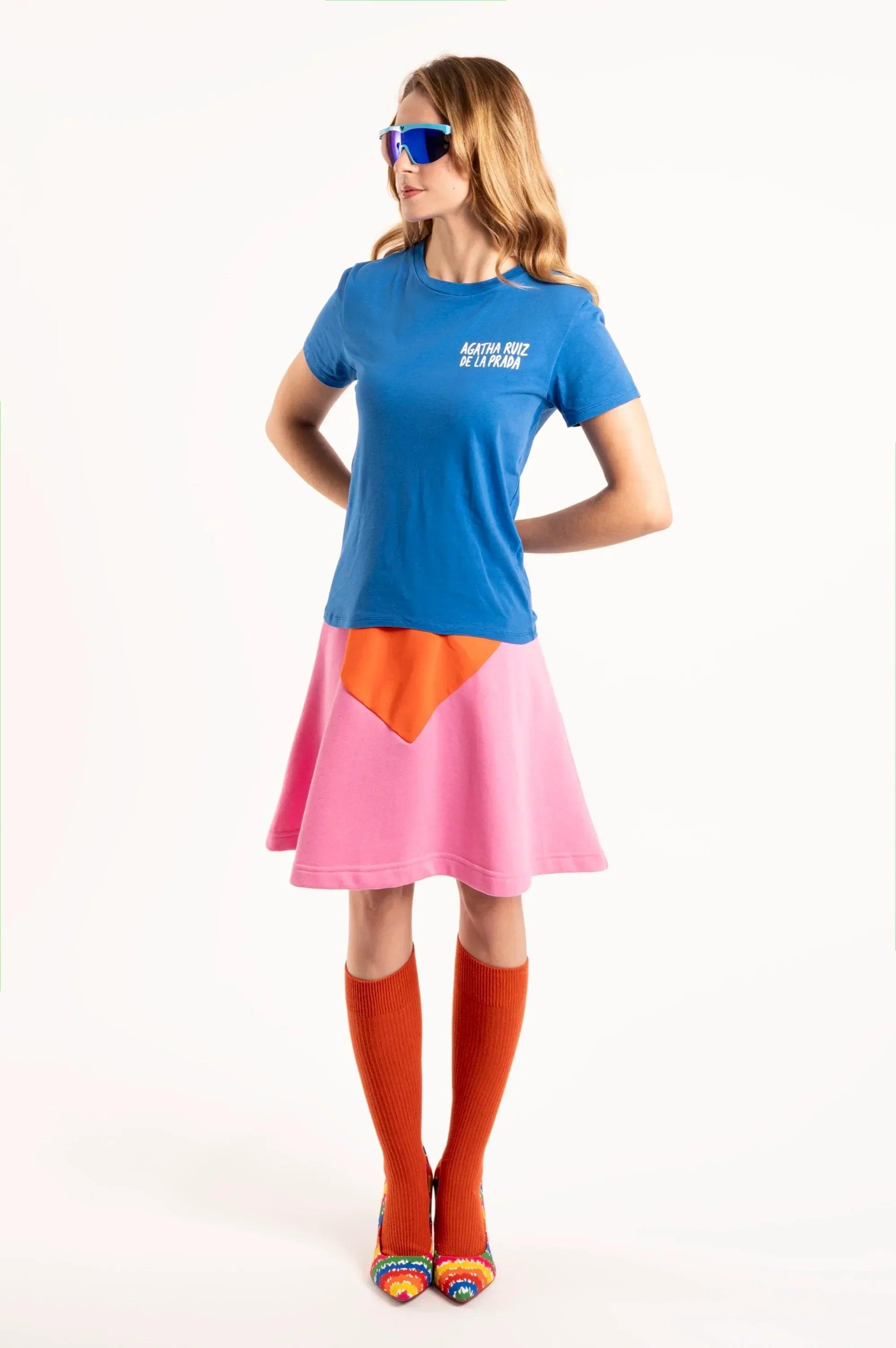 Camiseta azul básica con estampado pequeño en el pecho