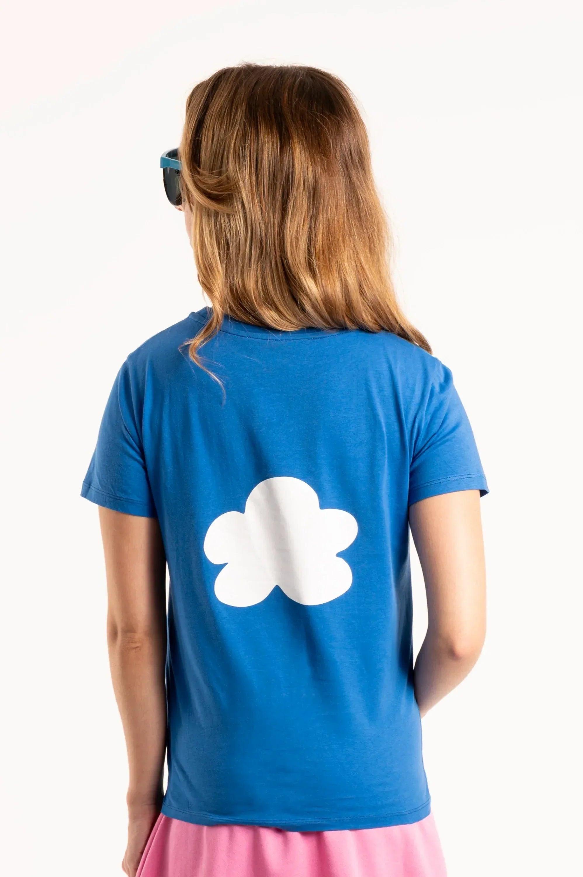 Camiseta azul básica con estampado de nube blanca en la espalda