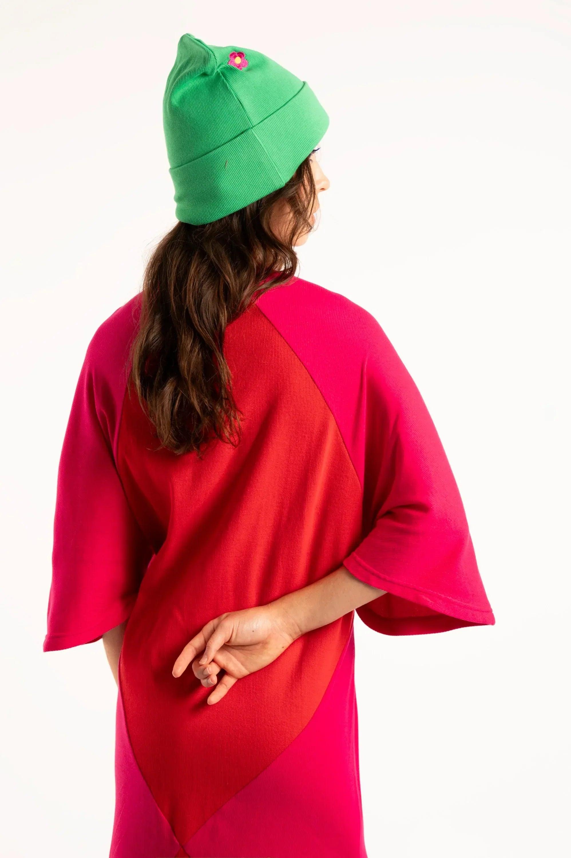 Vestido largo fucsia con panel en diagonal y manga tres cuartos, vista trasera