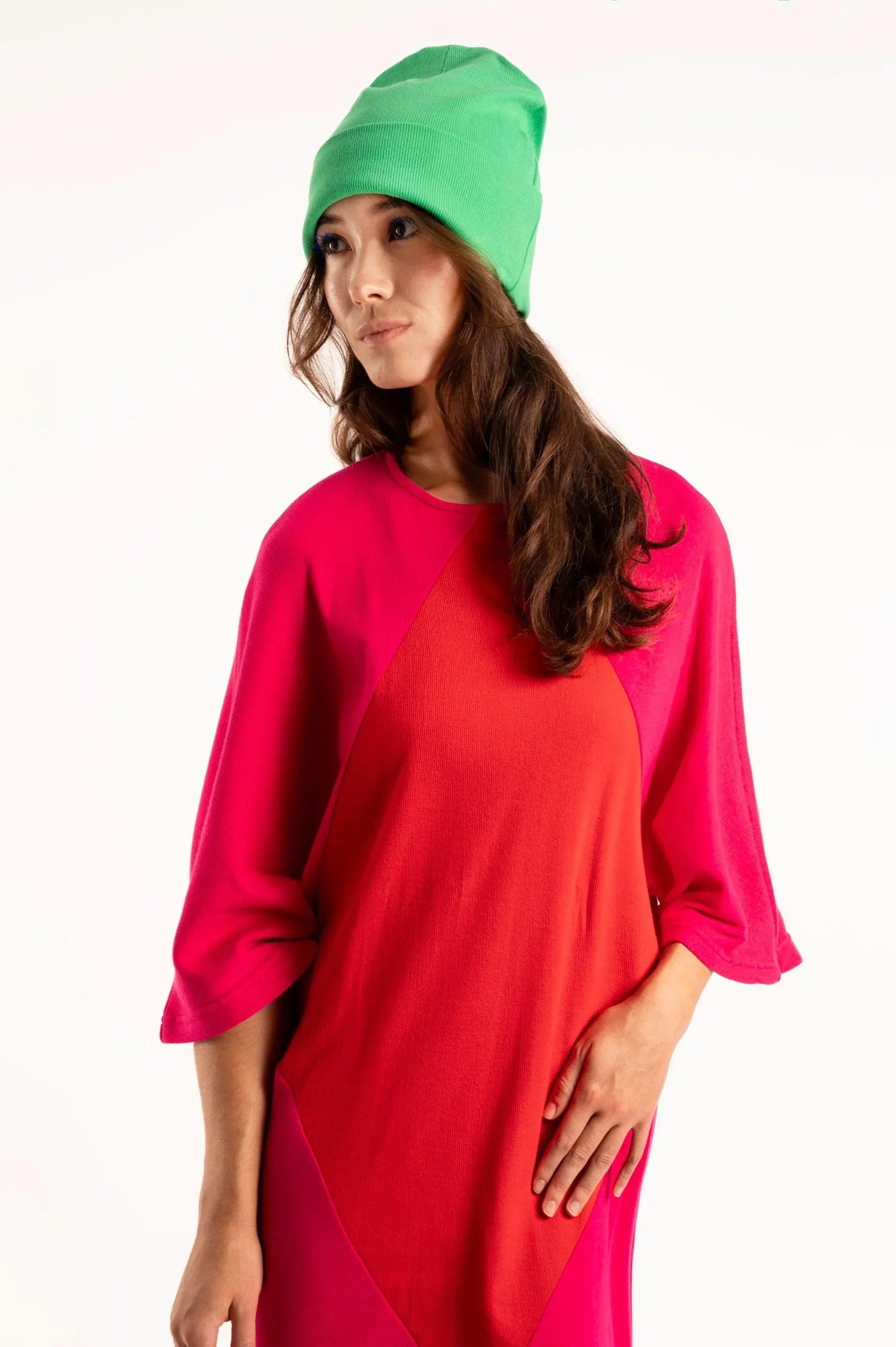 Vestido largo fucsia con panel en rombo, escote redondo y manga tres cuartos