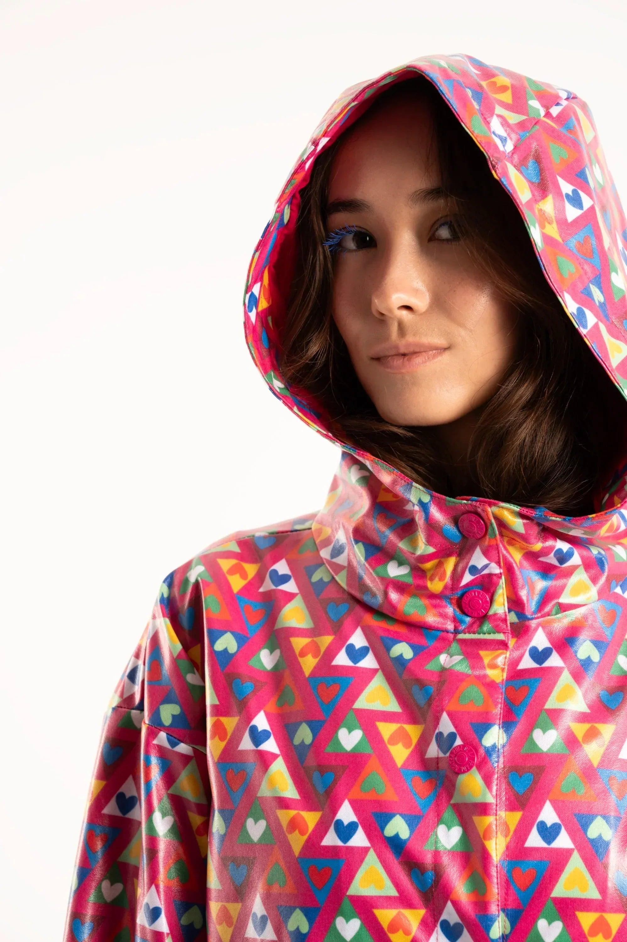 Impermeable estampado multicolor con capucha y cuello alto, vista de cerca