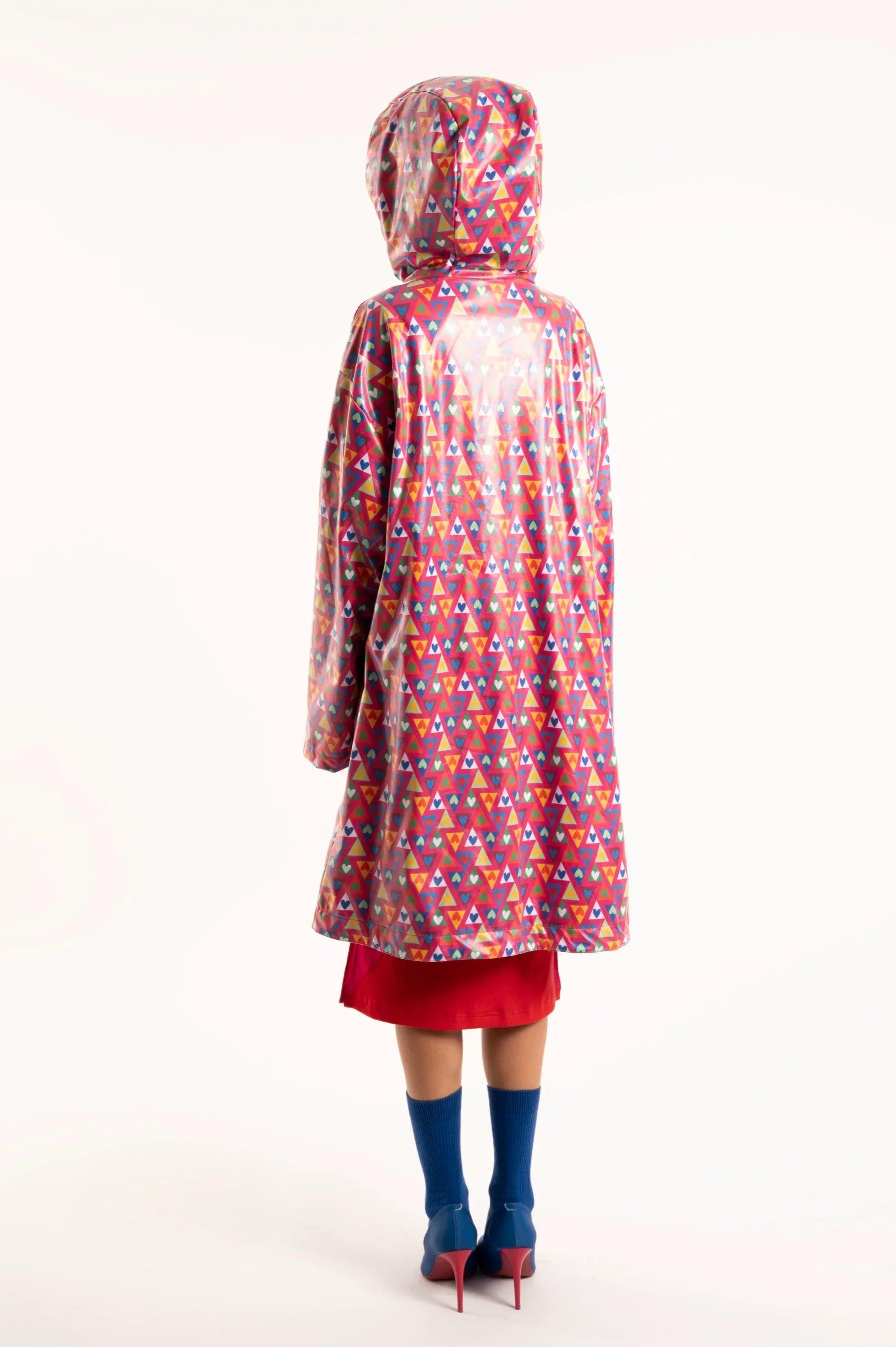 Impermeable estampado multicolor con capucha, espalda lisa y dobladillo recto
