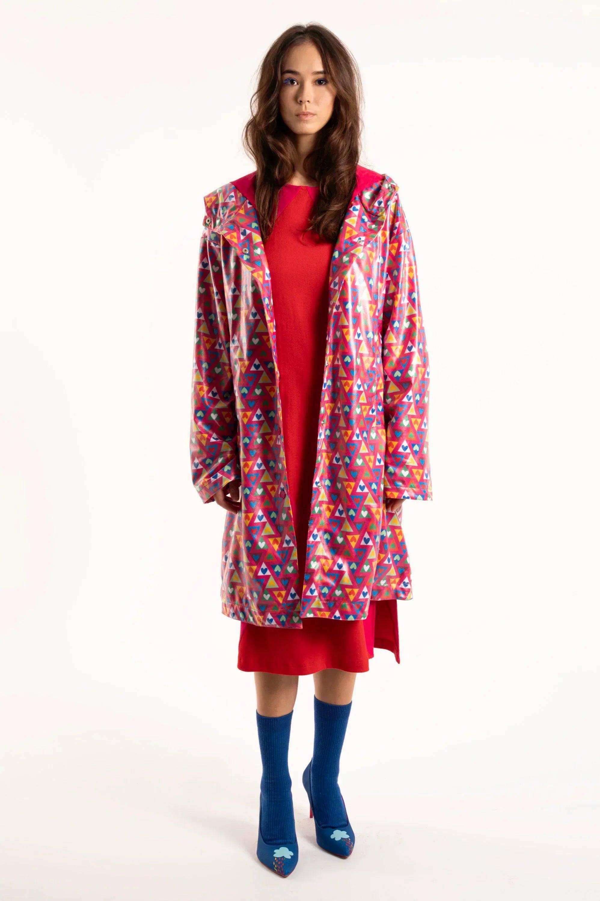 Impermeable para mujer con capucha y estampado geométrico multicolor con corazones