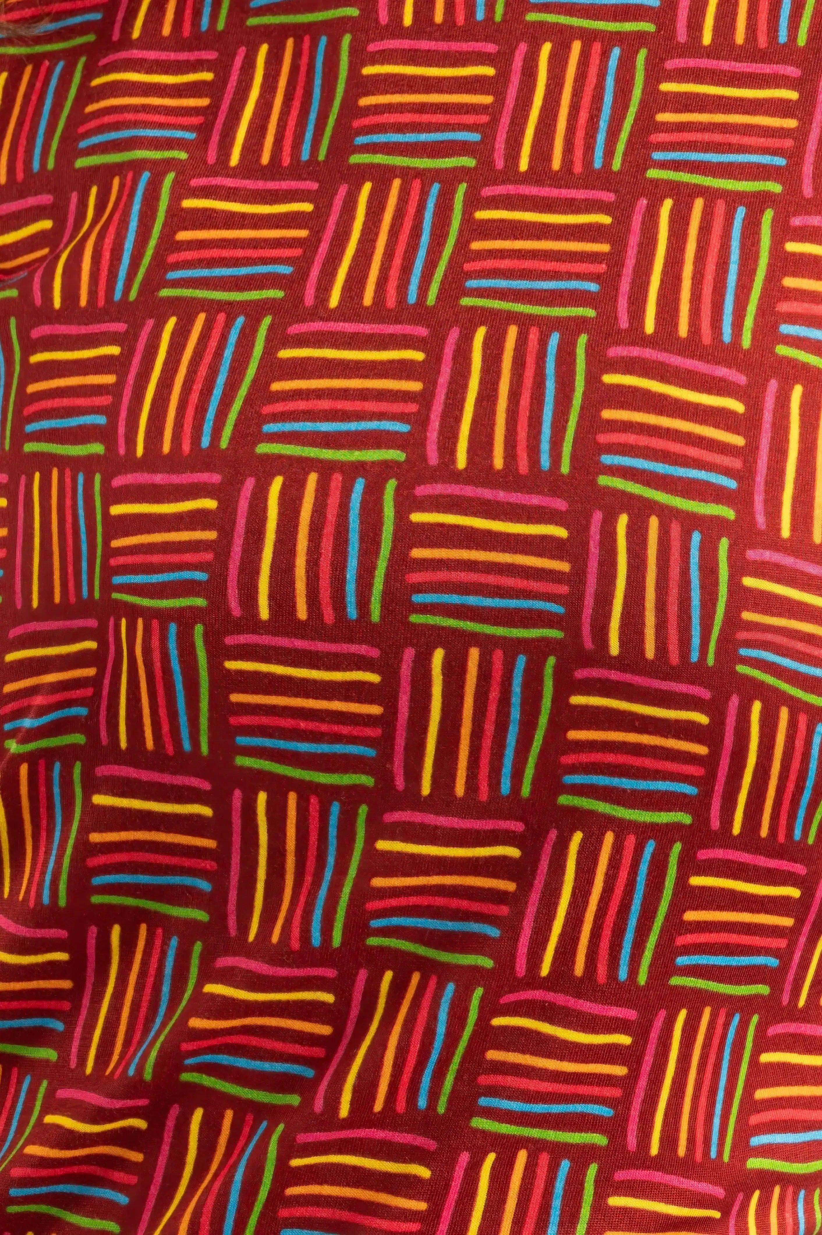 Tela de camiseta con patrón geométrico multicolor en franjas onduladas