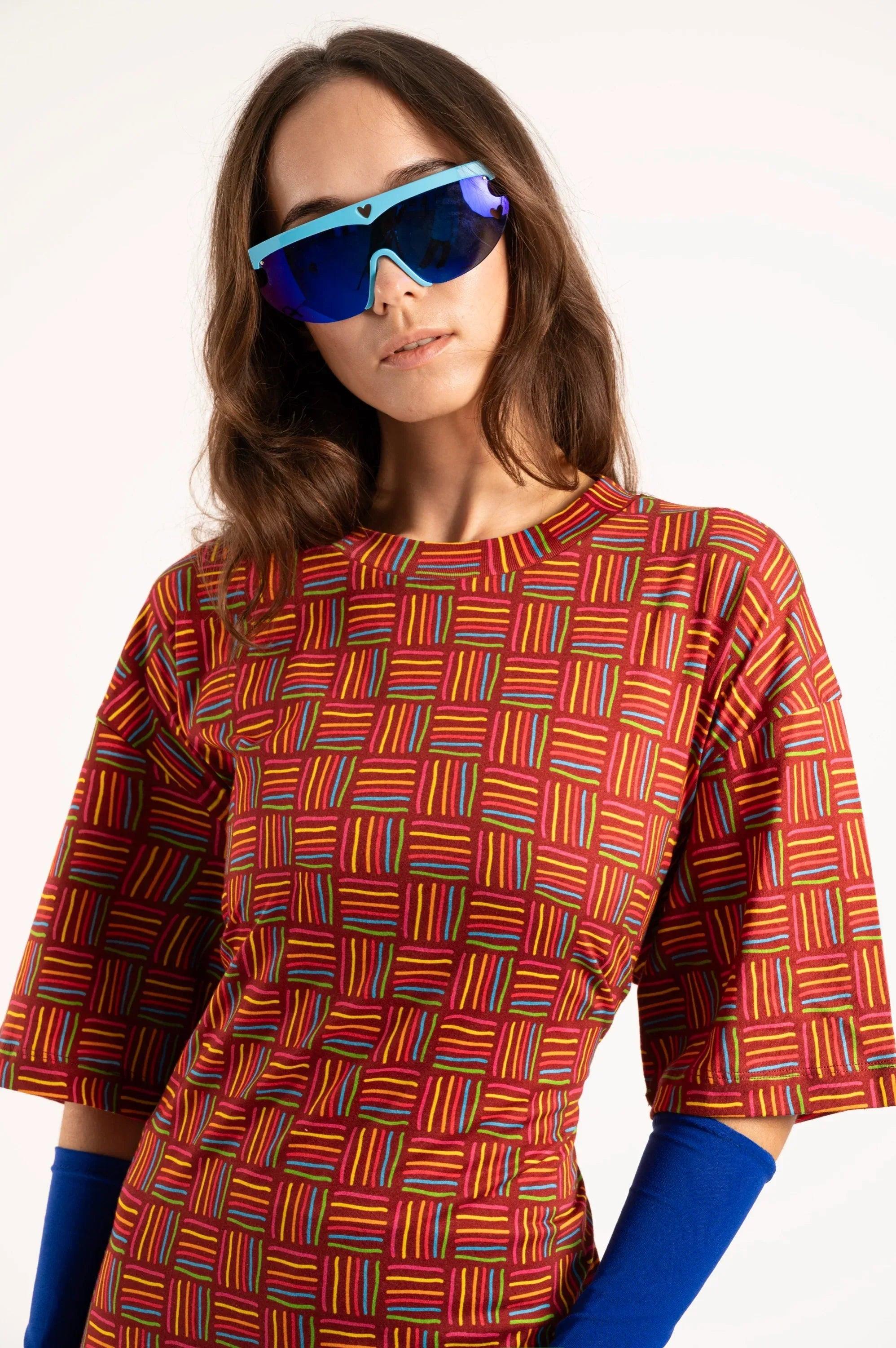 Camiseta de manga 3/4 con estampado geométrico multicolor en rojo y azules, cuello redondo
