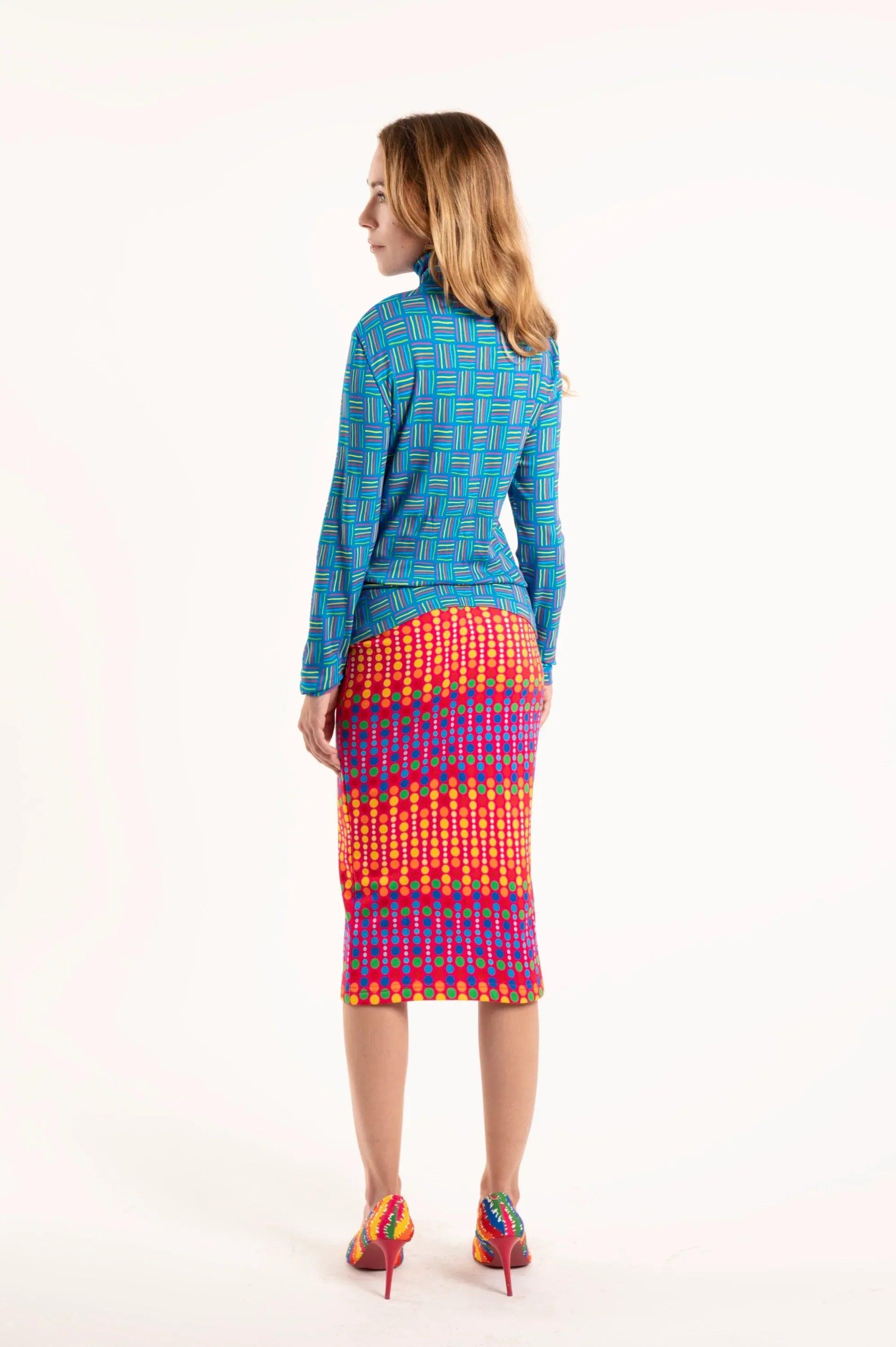 Vestido-camiseta azul con cremallera, falda multicolor a rayas, vista trasera