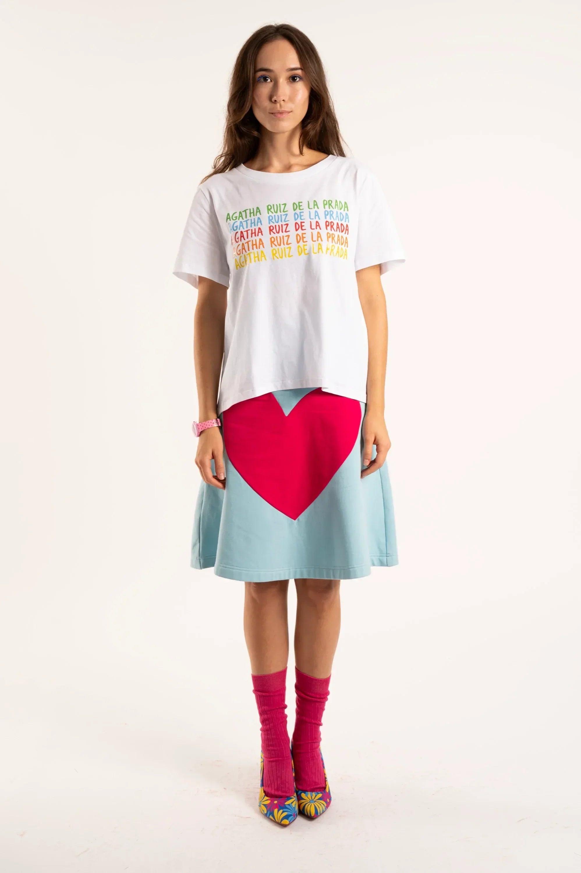 Camiseta blanca con estampado multicolor de Agatha Ruiz de la Prada en el pecho