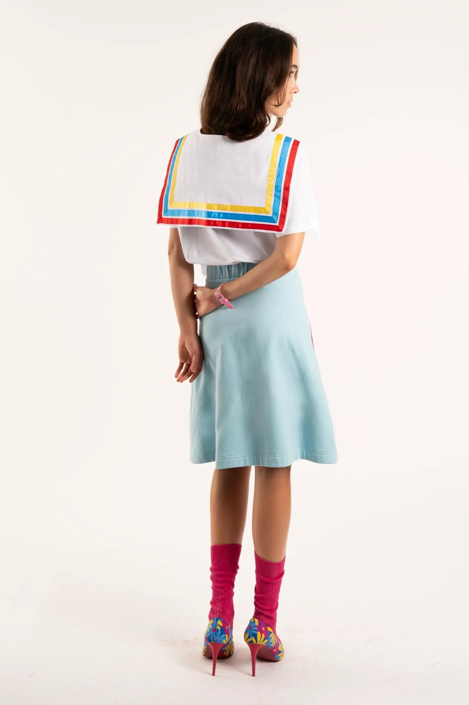 Camiseta blanca con estampado multicolor en la espalda y texto AGATHA RUIZ DE LA PRADA