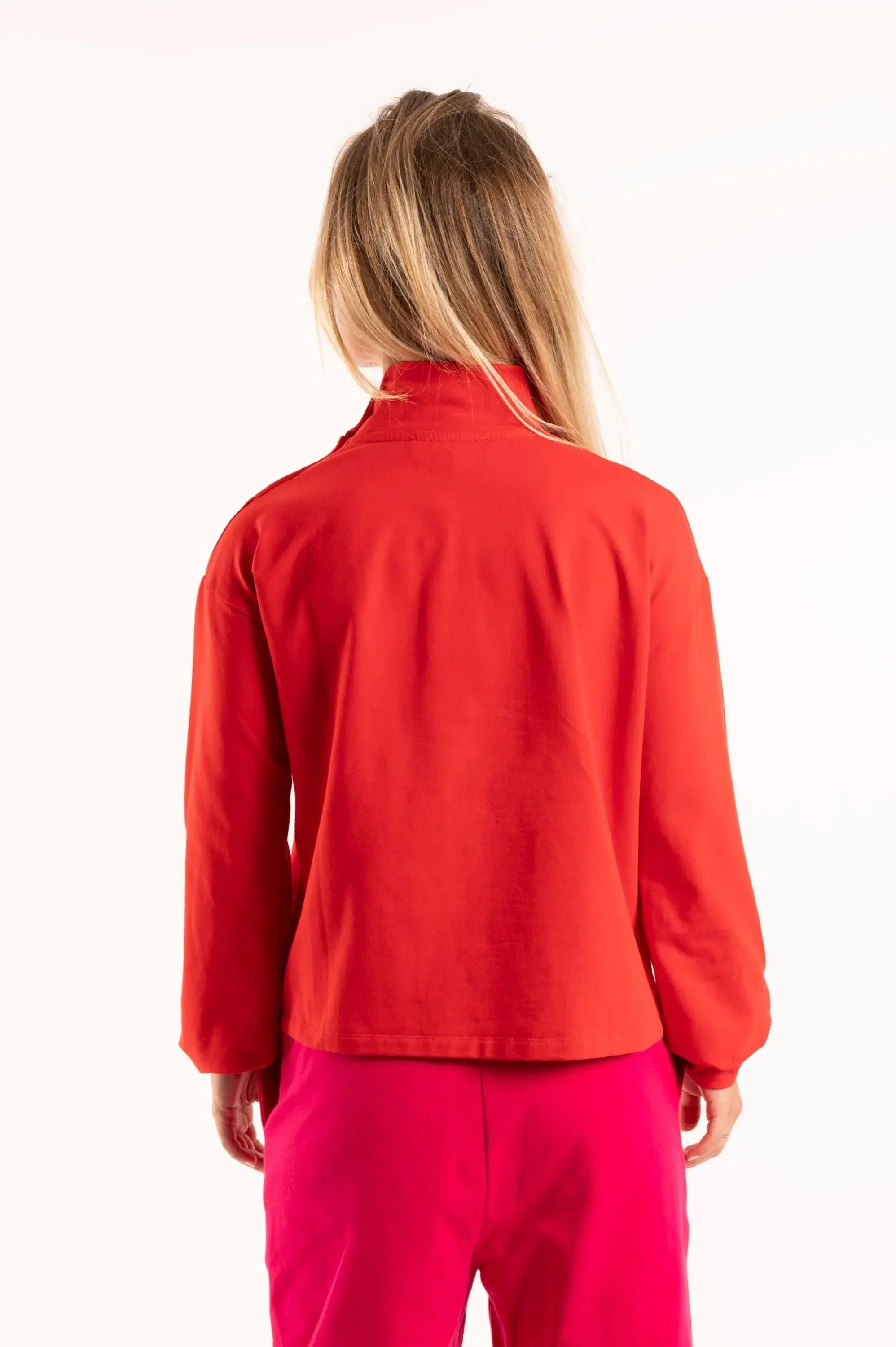 Camiseta roja de manga larga con cuello alto y espalda lisa