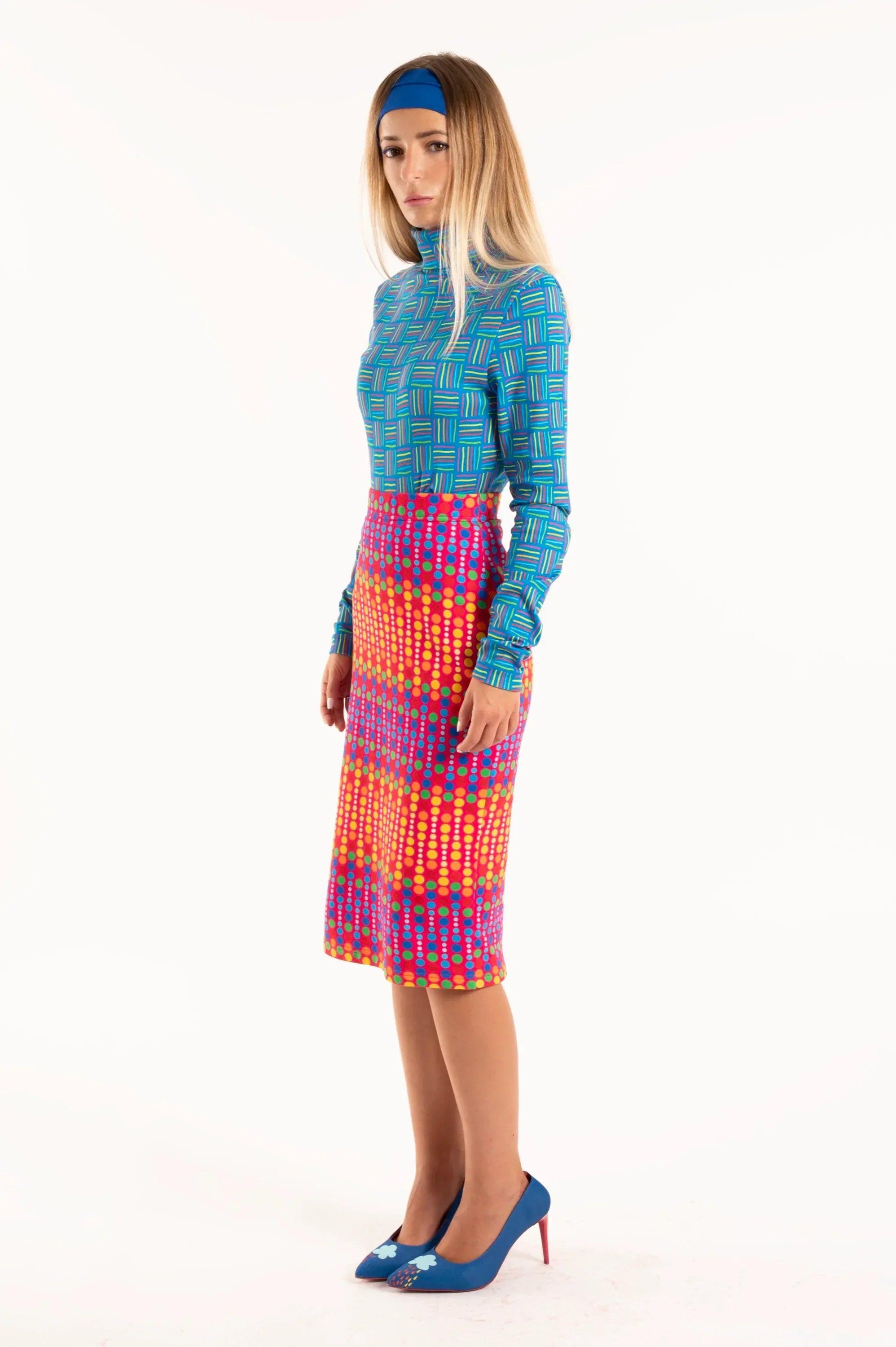 Vestido-camiseta de manga larga azul con cremallera y falda multicolor, vista lateral
