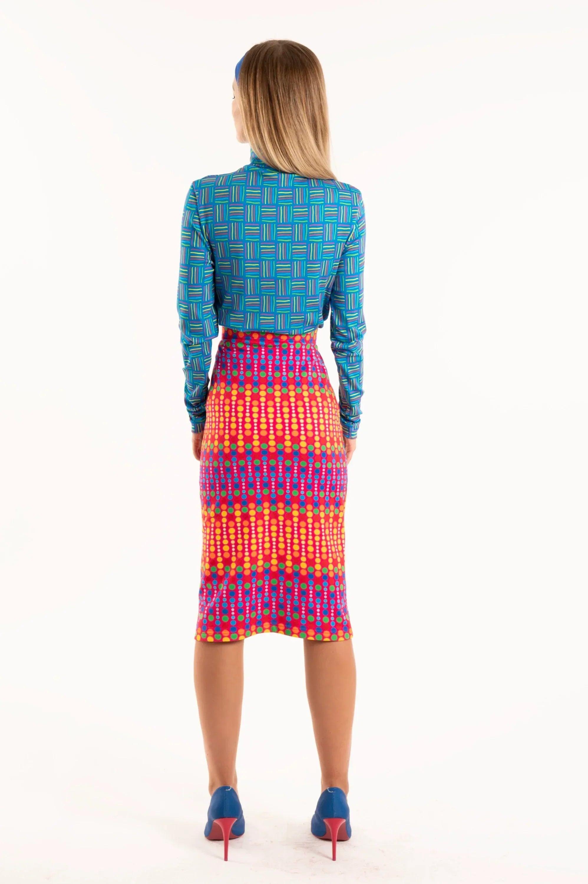 Vestido-camiseta azul con cremallera y falda multicolor, largo hasta media pierna