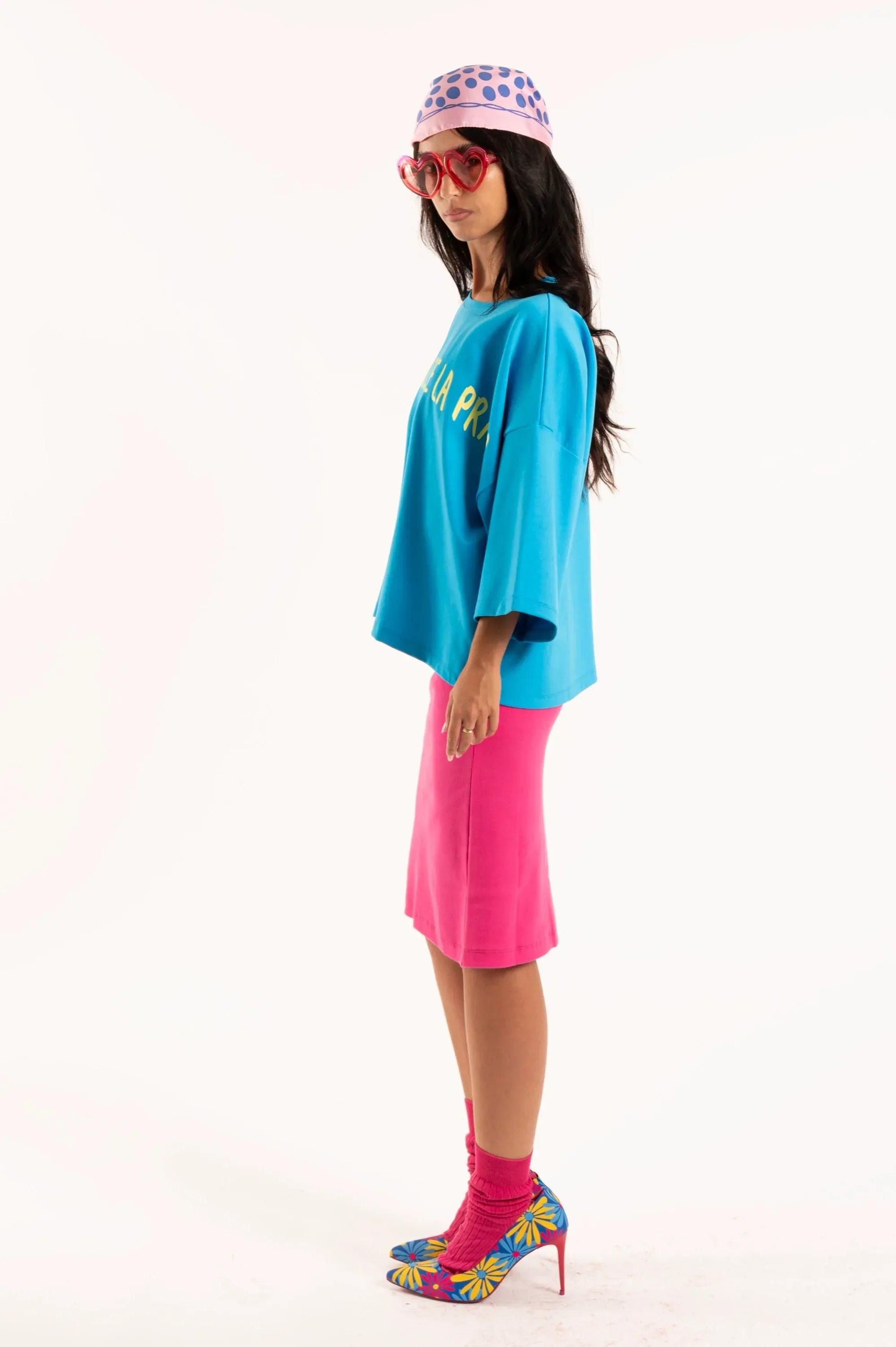 Camiseta oversize turquesa con estampado amarillo parcial y cuello redondo