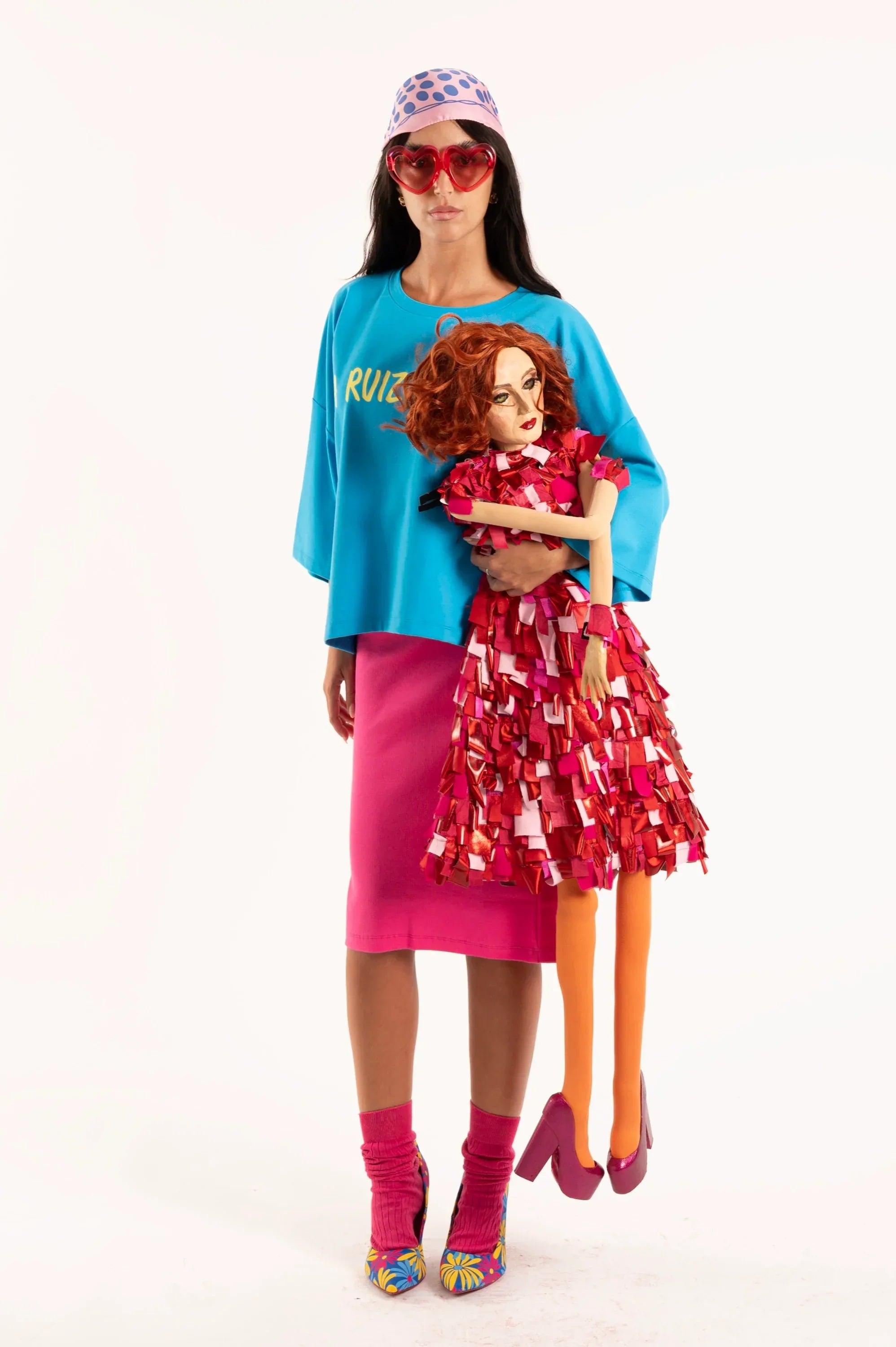 Camiseta oversize turquesa con estampado amarillo en el pecho y manga caída