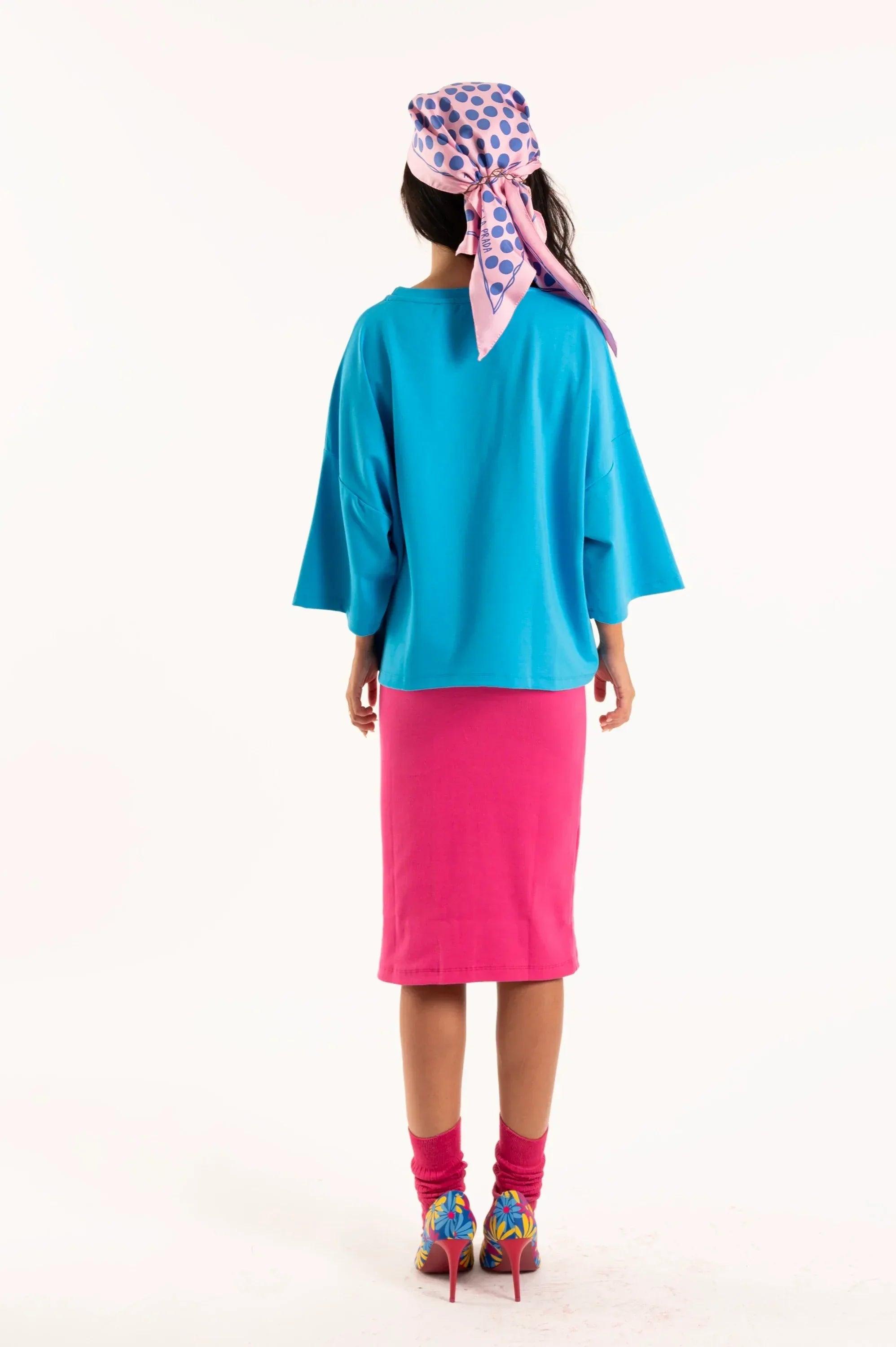 Camiseta oversize turquesa lisa, manga caída y cuello redondo
