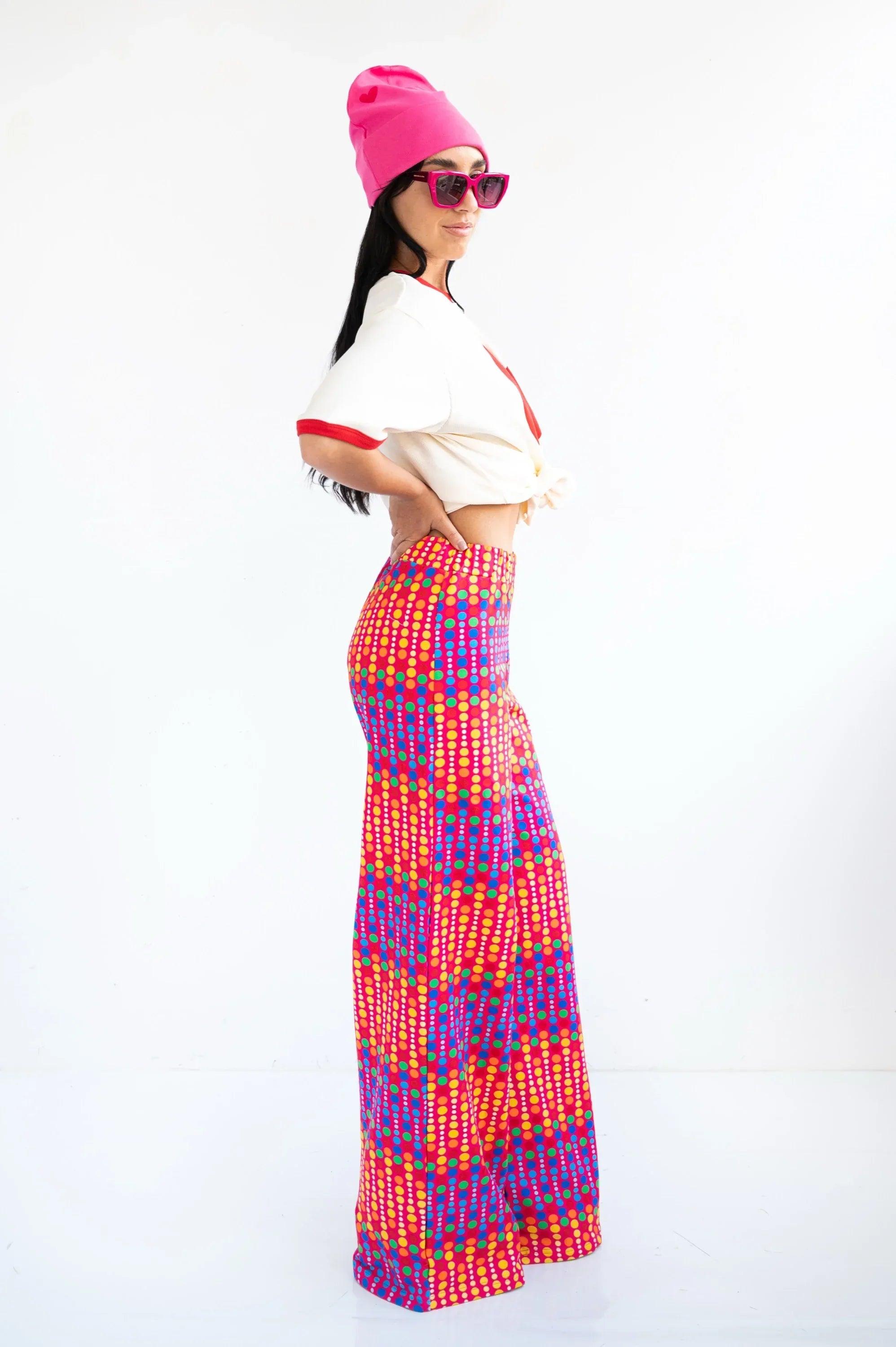 Pantalones de pierna ancha con topitos multicolor y cintura elástica, vista lateral