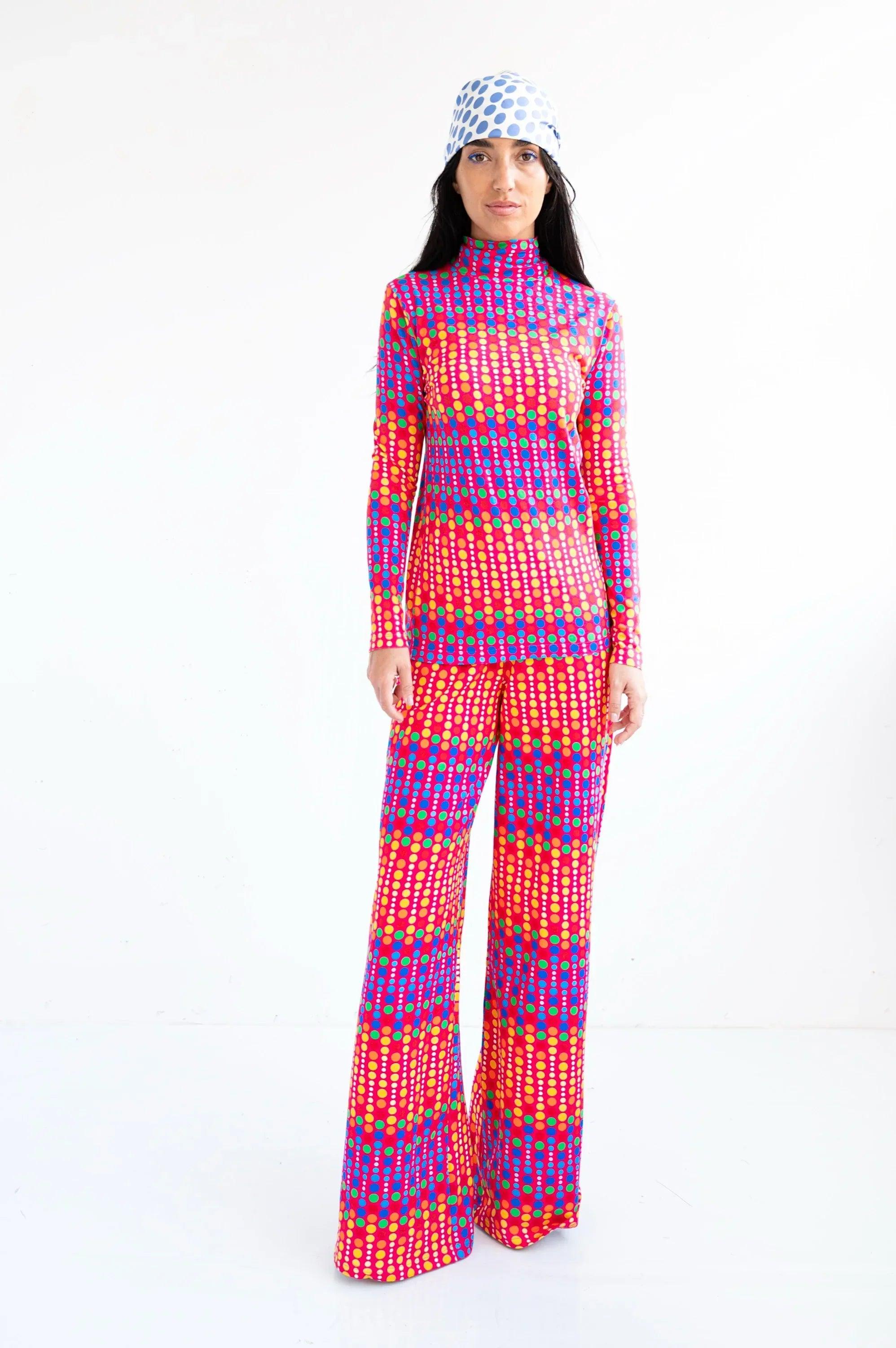 Conjunto de camiseta cuello alto con lunares multicolor y pantalón a juego, manga larga.