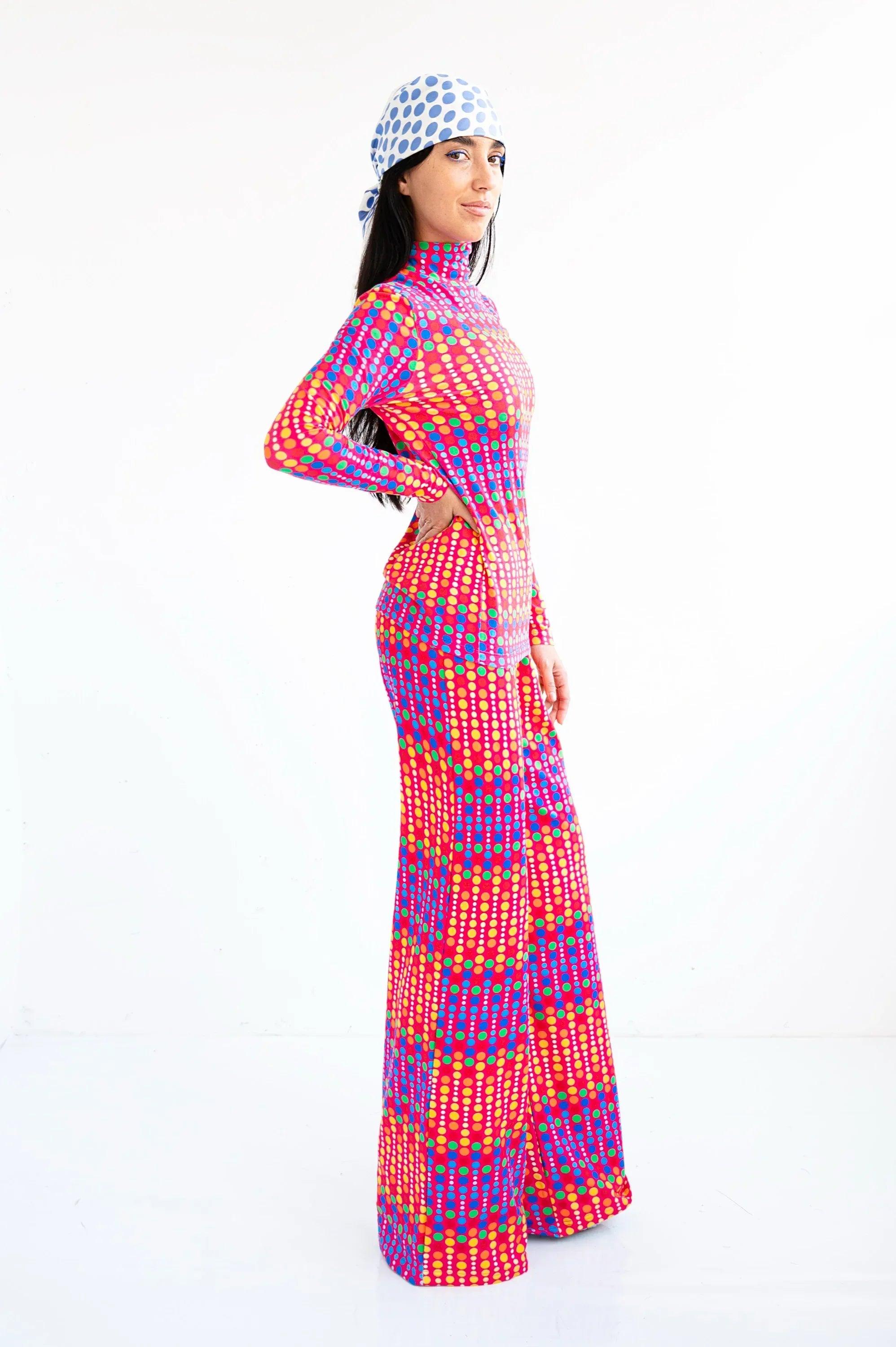 Conjunto de camiseta cuello alto con lunares multicolor y pantalón a juego, vista lateral.