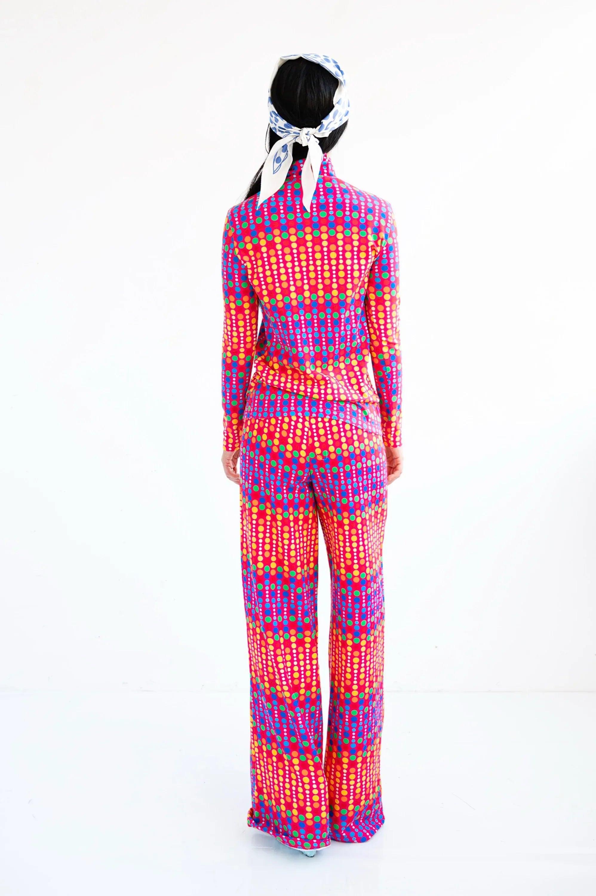 Conjunto de camiseta cuello alto con lunares multicolor y pantalón a juego, vista trasera.