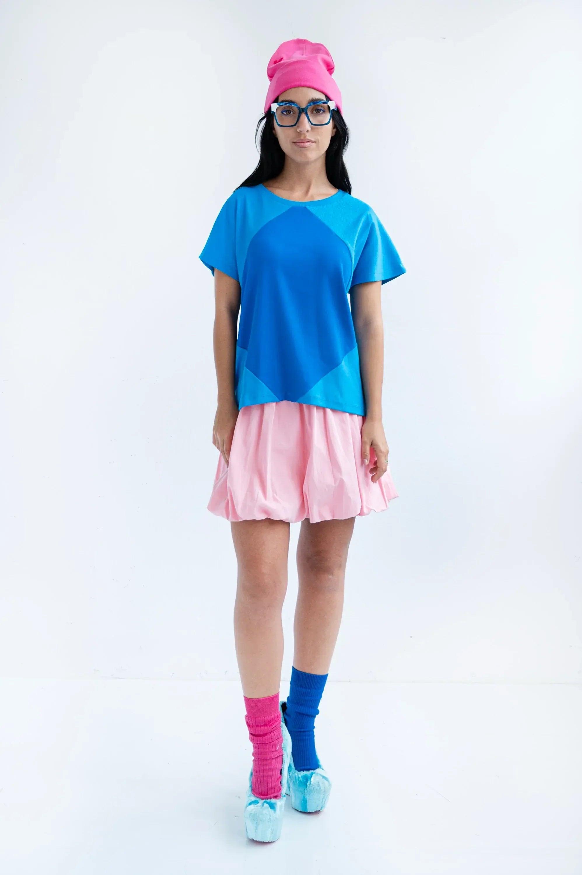 Camiseta azul con paneles y estampado de rombos tono claro, manga corta.