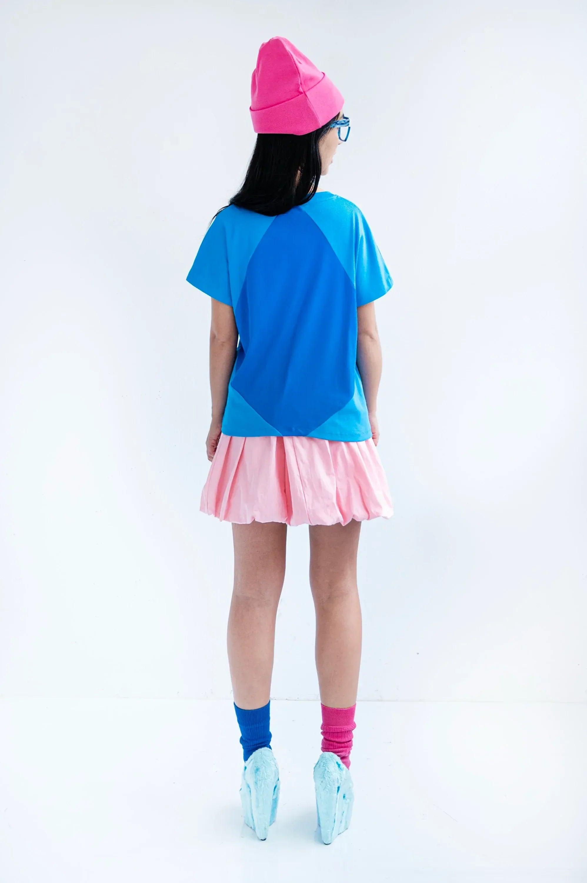 Camiseta azul de manga corta, cuello redondo, vista trasera.