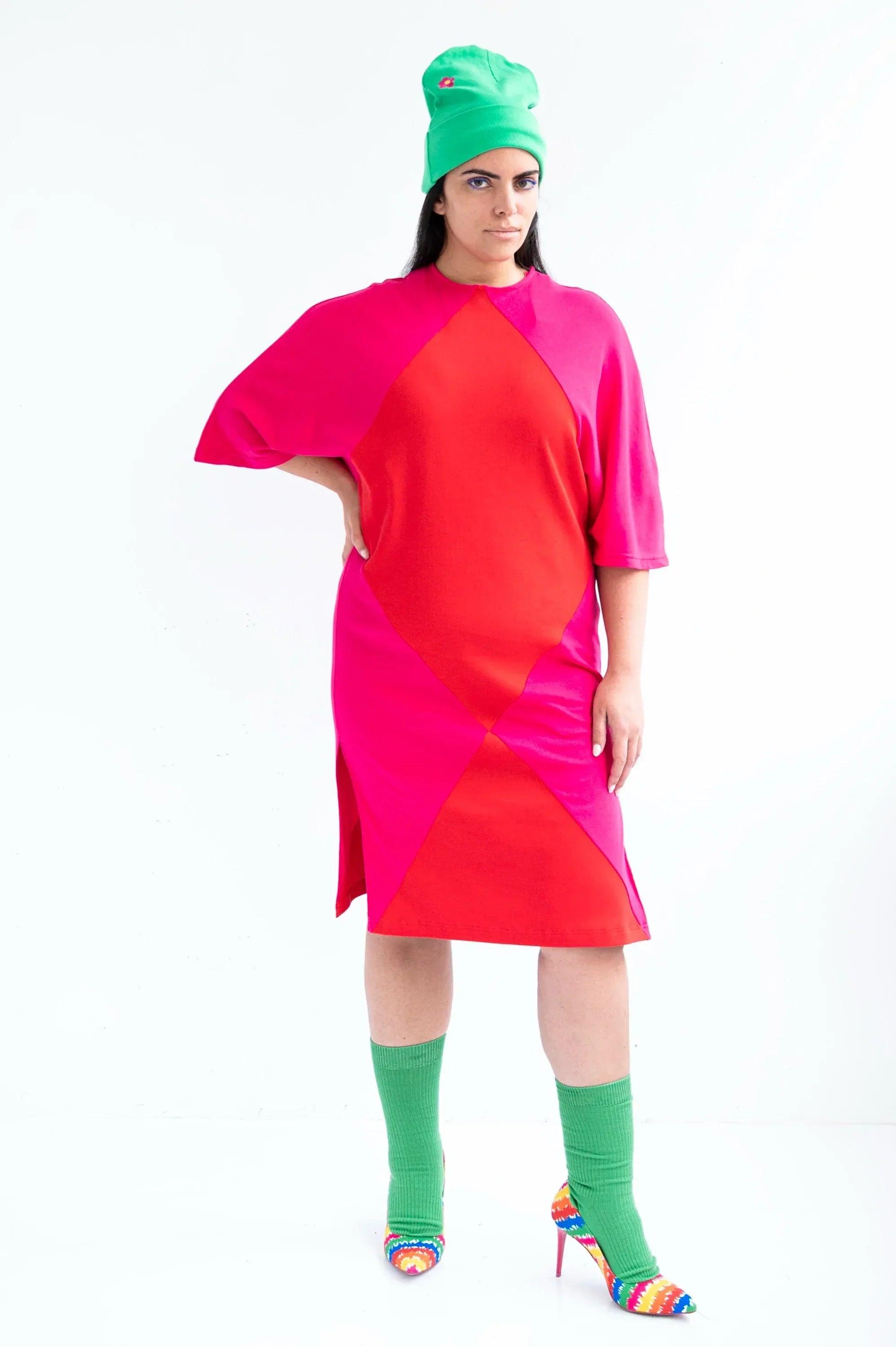 Vestido fucsia largo con abertura lateral y manga tres cuartos, vista frontal