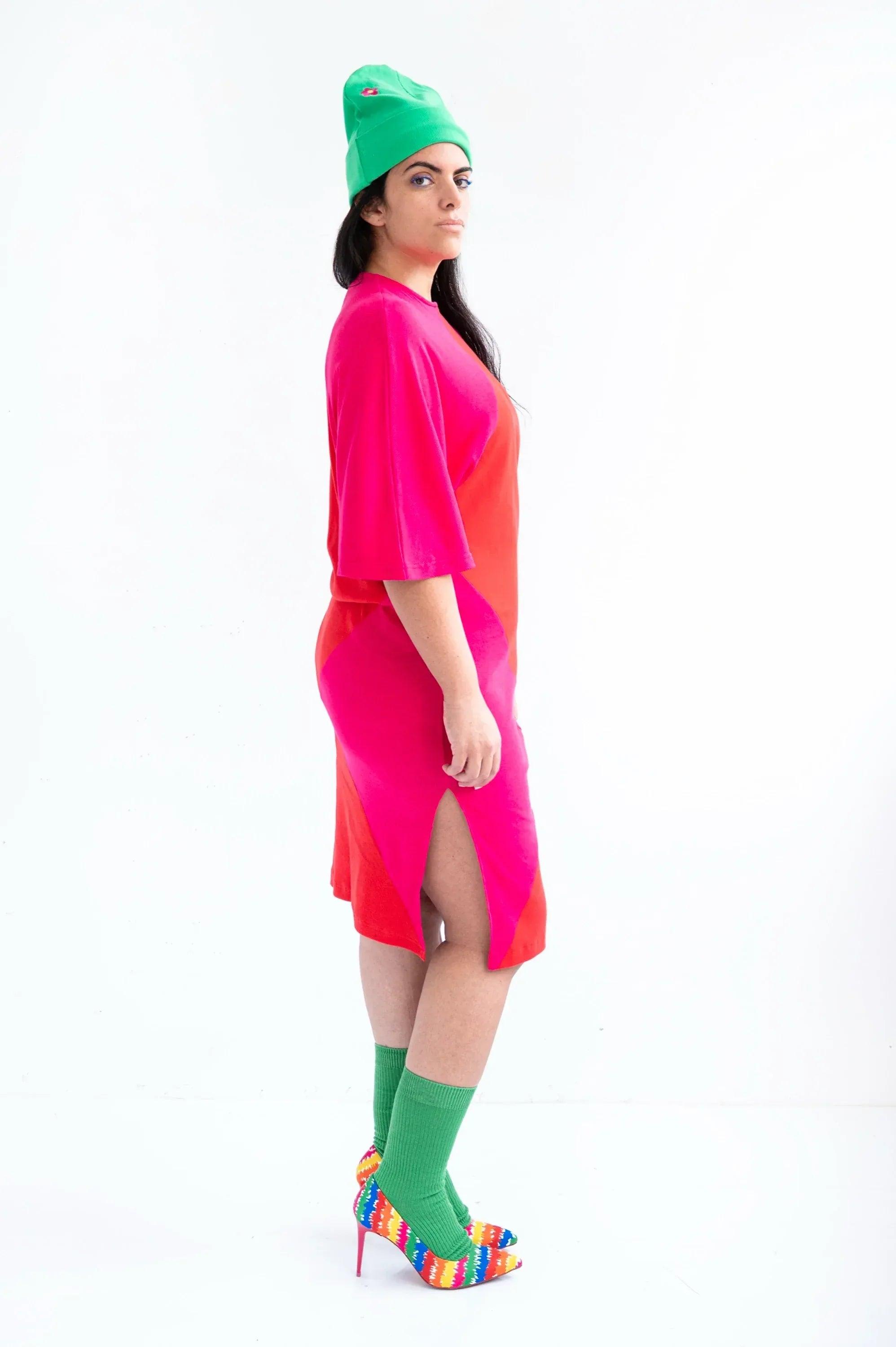 Vestido fucsia largo con abertura lateral y manga tres cuartos, vista lateral