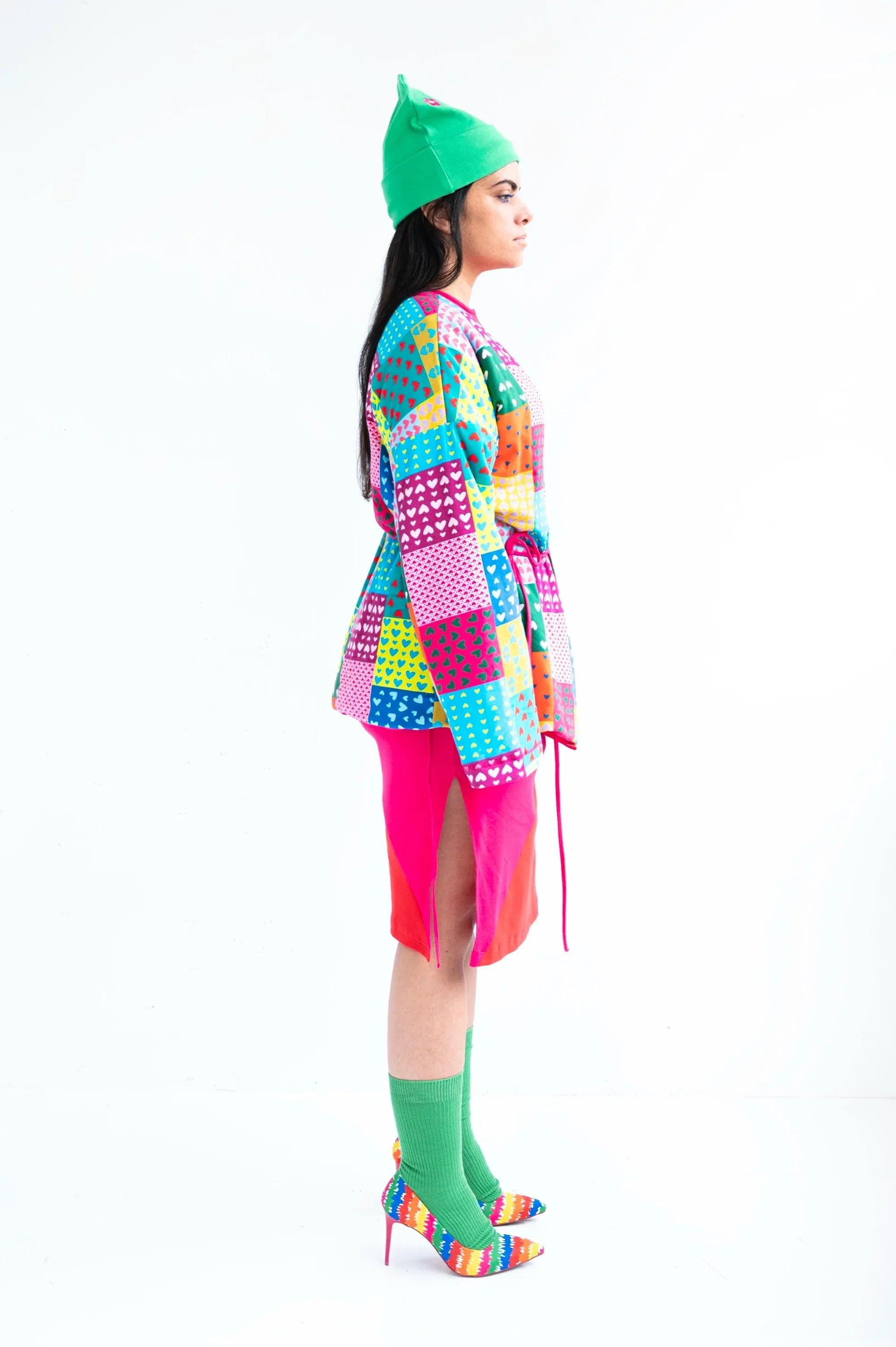 Kimono patchwork multicolor con cordones largos y mangas amplias, vista lateral.