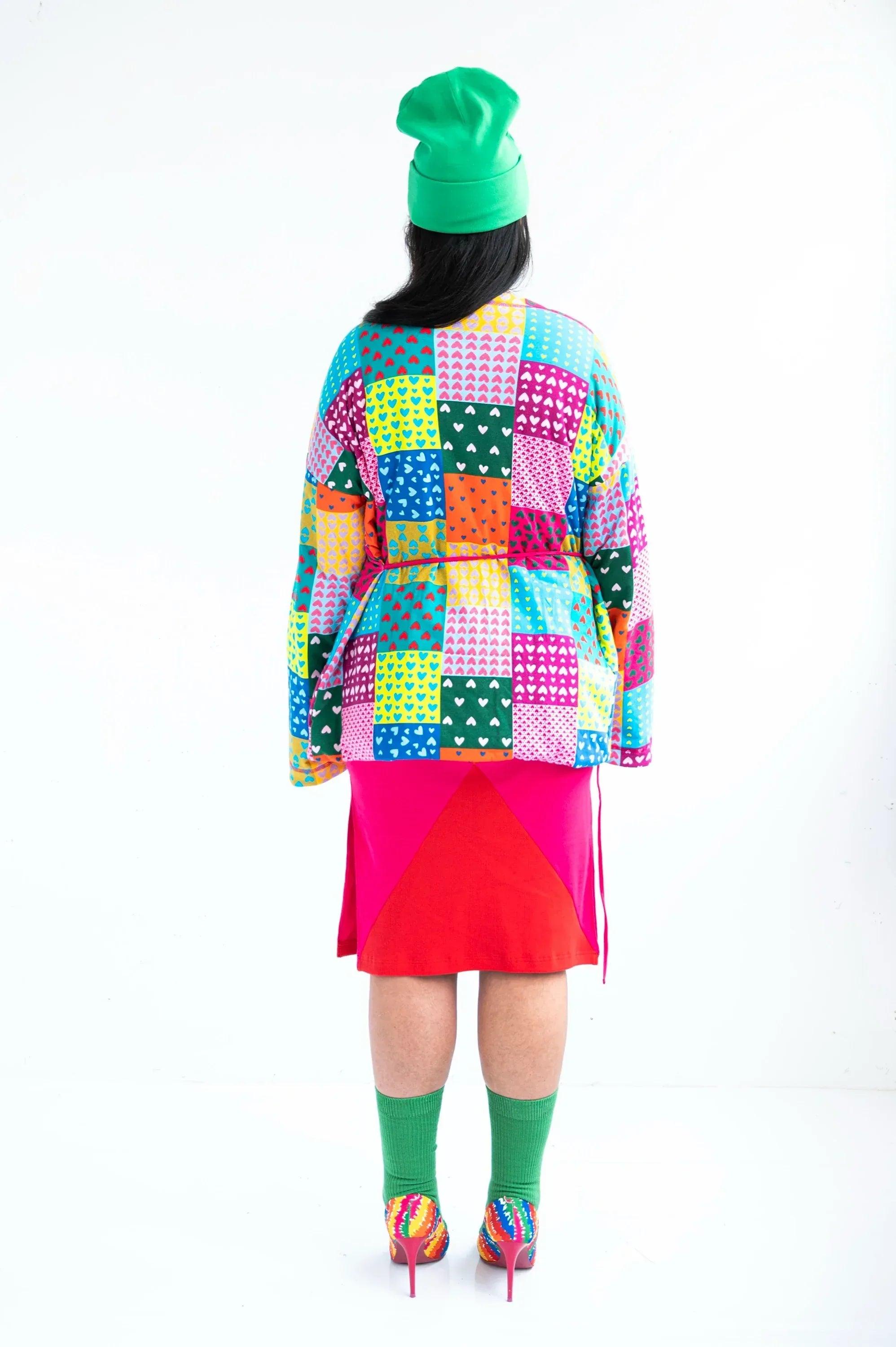 Kimono patchwork multicolor visto desde atrás, cinturón anudado y mangas largas.