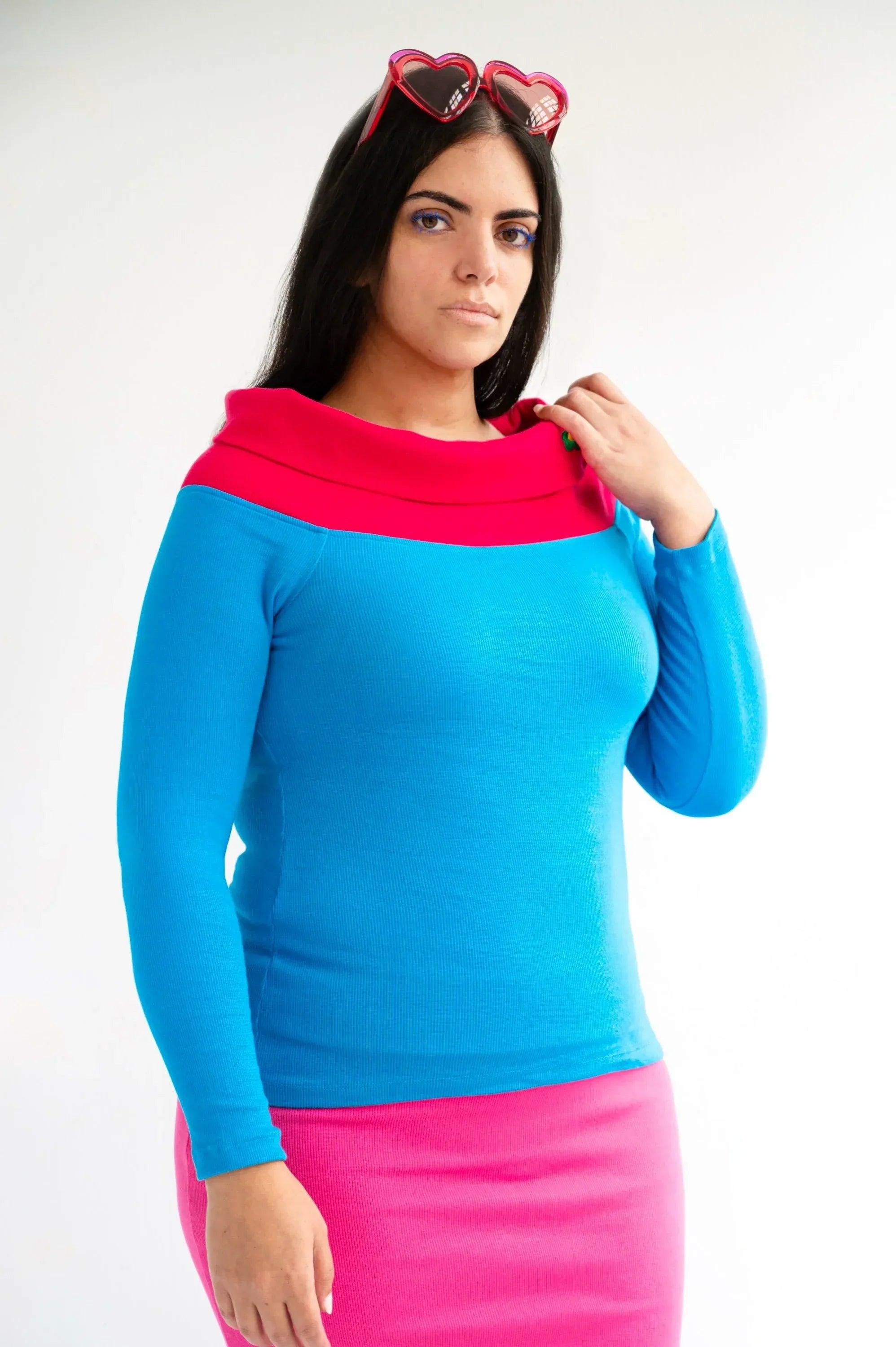 Camiseta azul con cuello barco fucsia, puños fucsia y manga larga