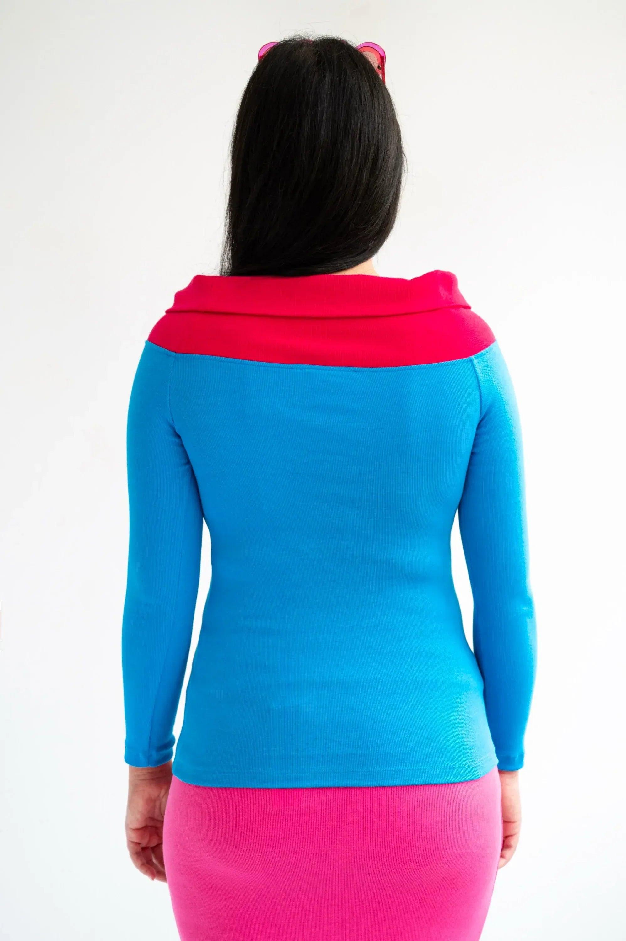 Camiseta azul de espalda lisa con cuello barco fucsia, manga larga