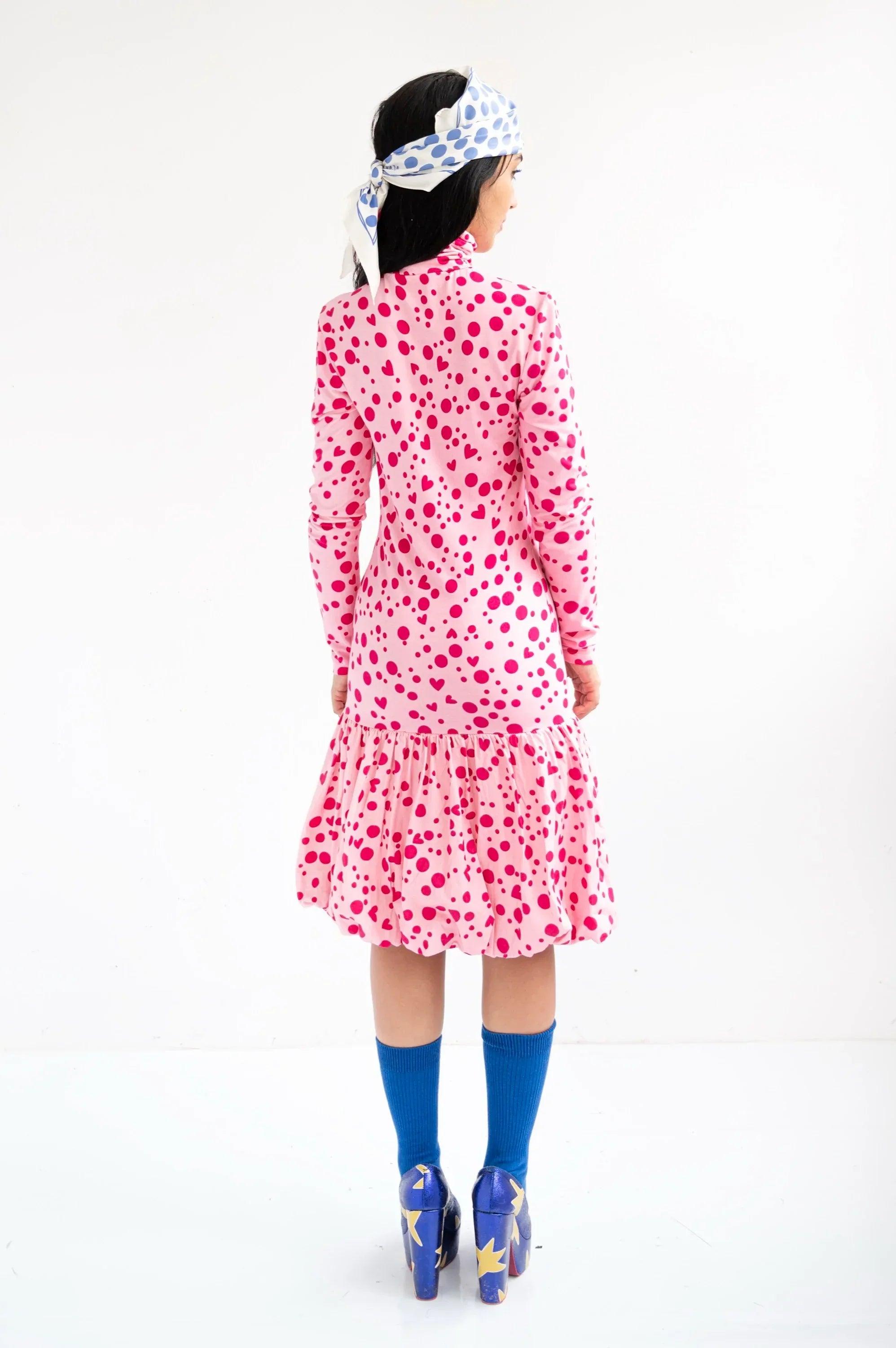 Vestido rosa con estampado de corazones, vista trasera, cuello alto y manga larga