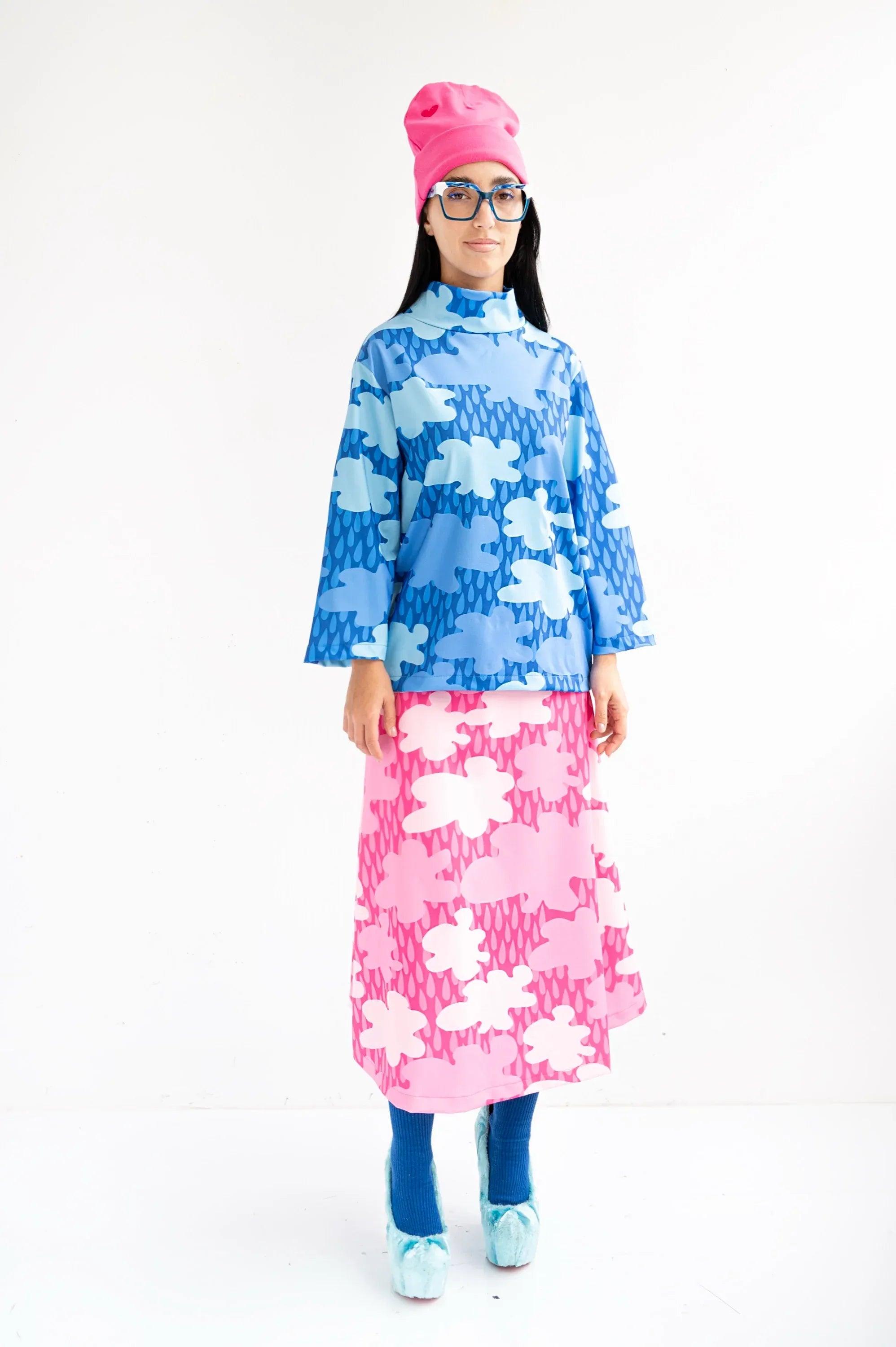 Cuerpo azul de manga larga con estampado de nubes blancas y cuello alto